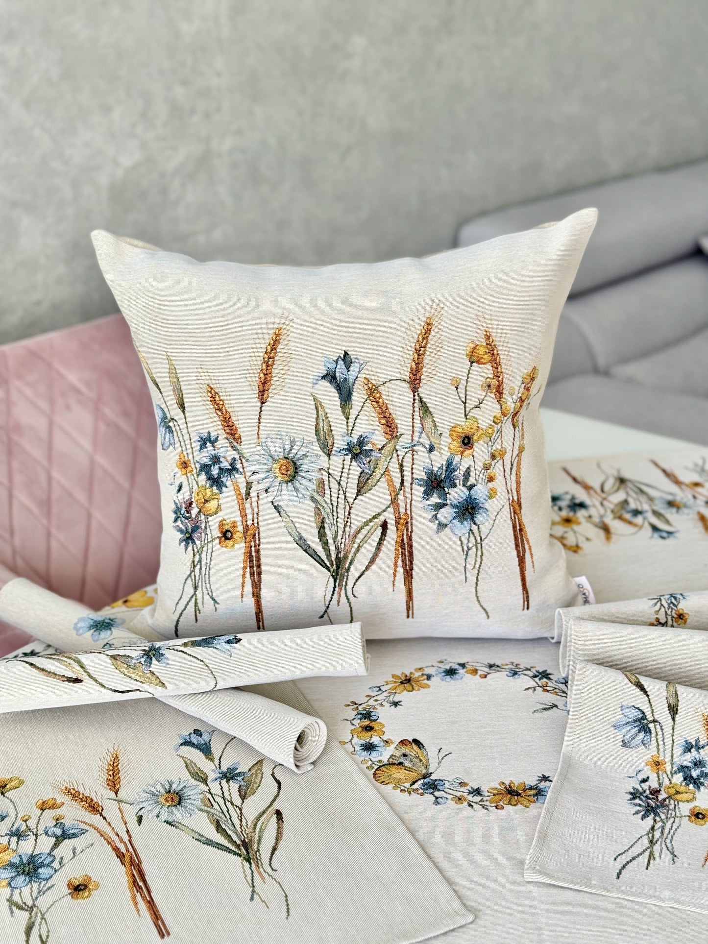 Tapestry cushion cover «Tenderness»