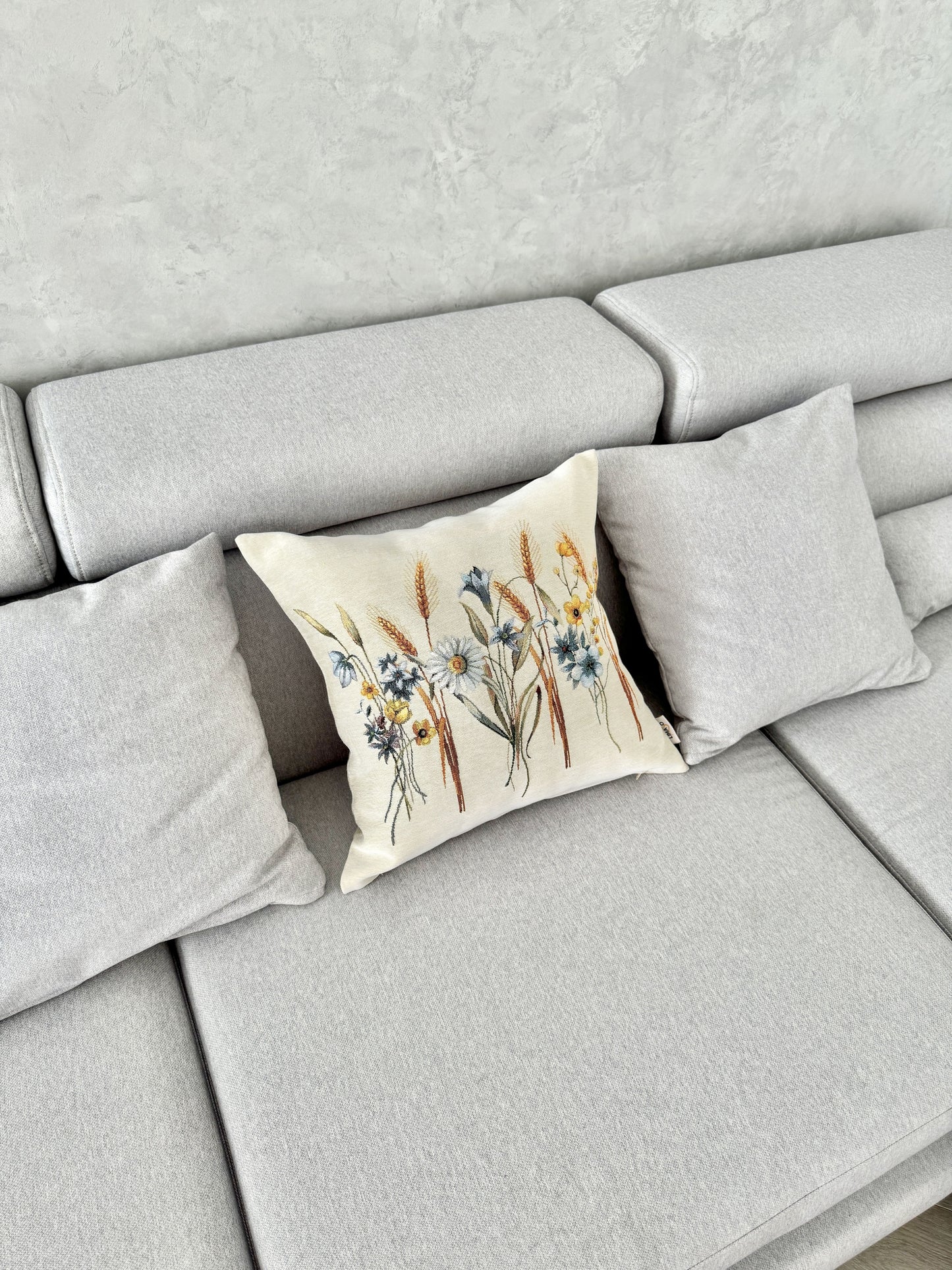 Tapestry cushion cover «Tenderness»
