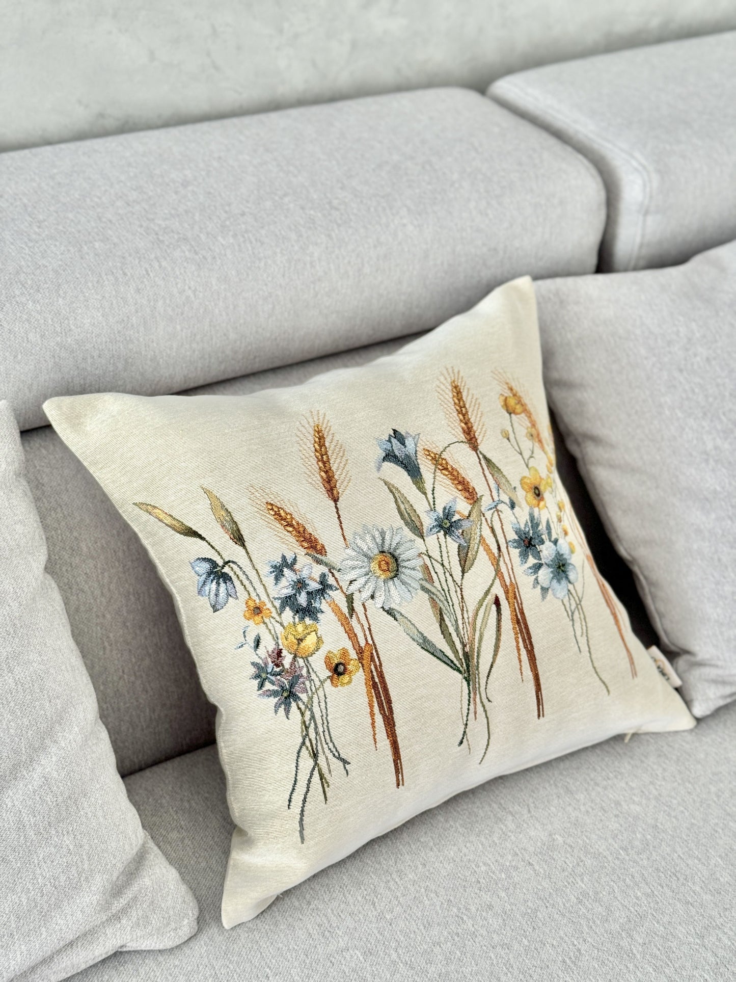 Tapestry cushion cover «Tenderness»