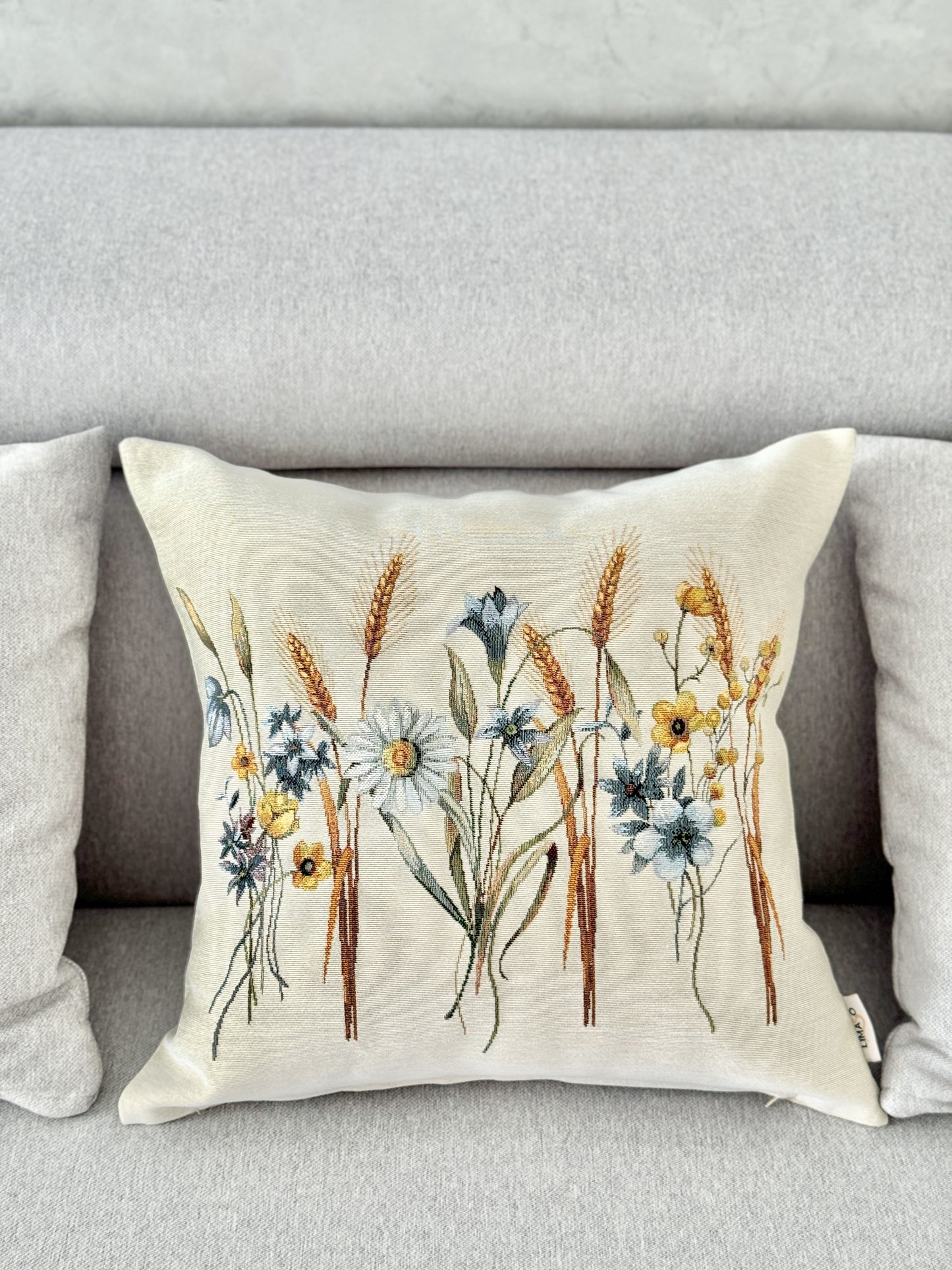 Tapestry cushion cover «Tenderness»