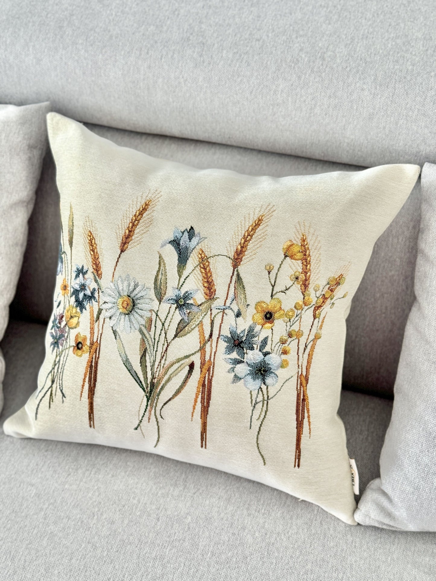 Tapestry cushion cover «Tenderness»