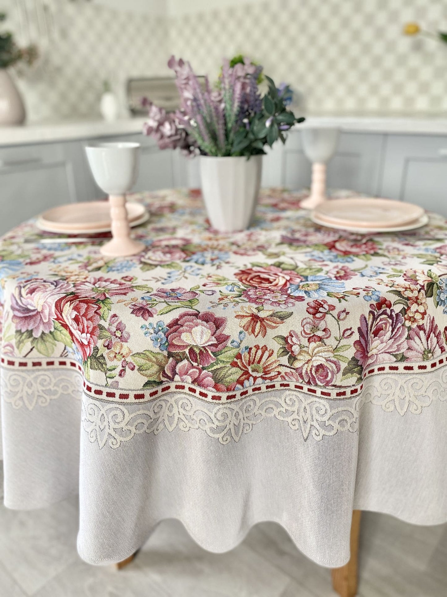 Round Tapestry Tablecloth «Roses»