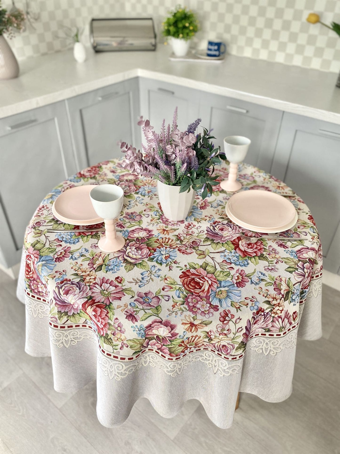 Round Tapestry Tablecloth «Roses»
