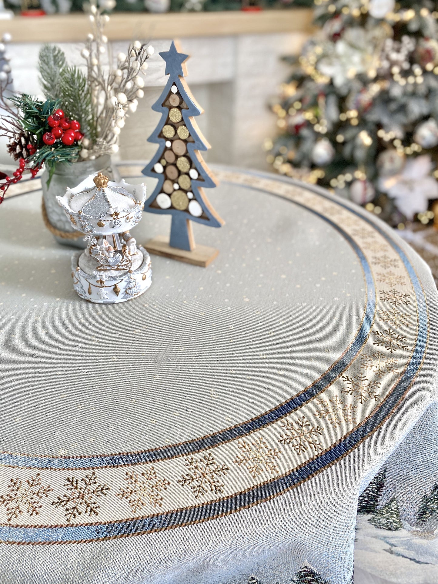 Round Christmas tapestry tablecloth «Christmas in Highlands» with golden thread