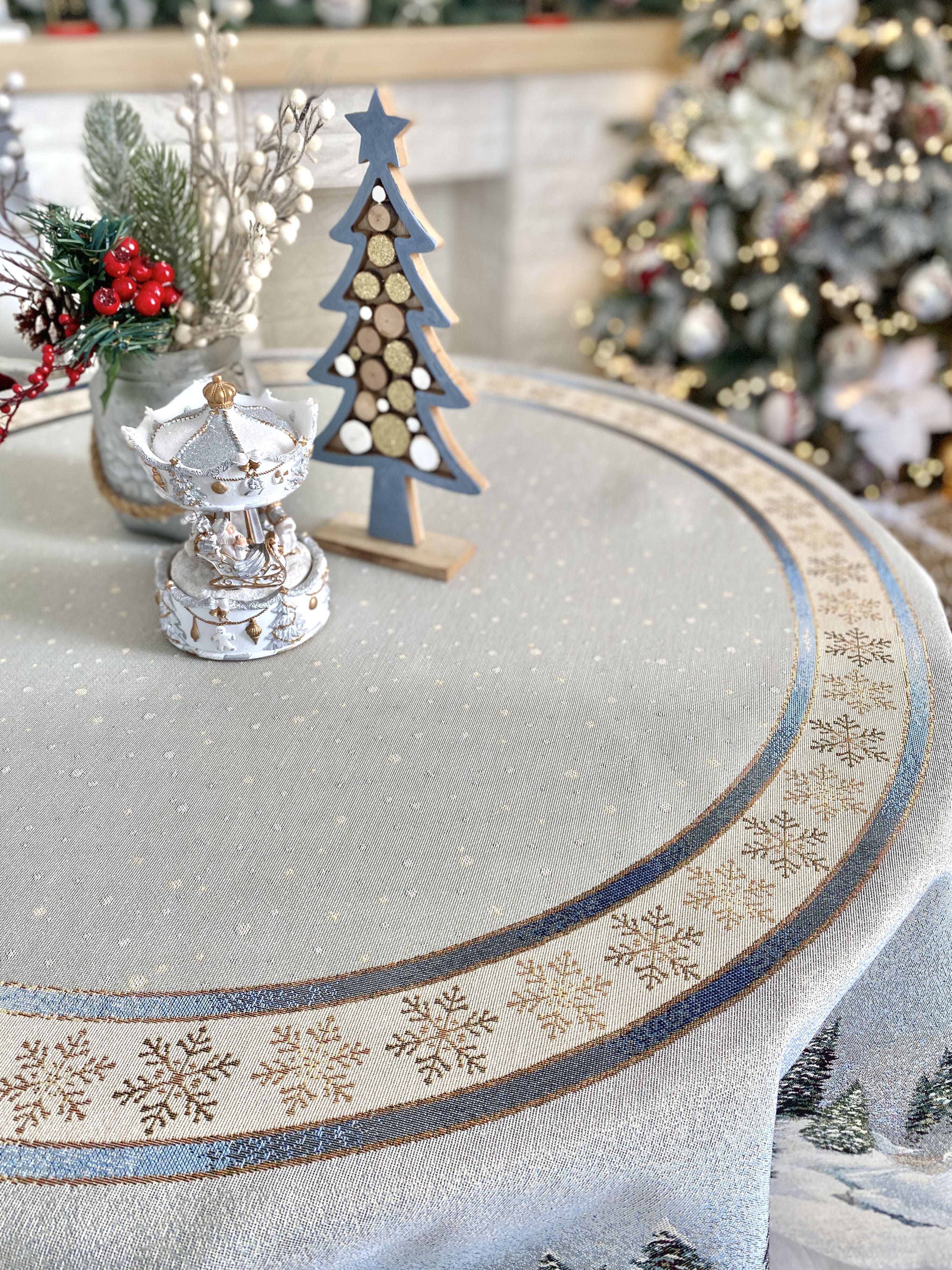 Round Christmas tapestry tablecloth «Christmas in Highlands» with golden thread Limaso Textile