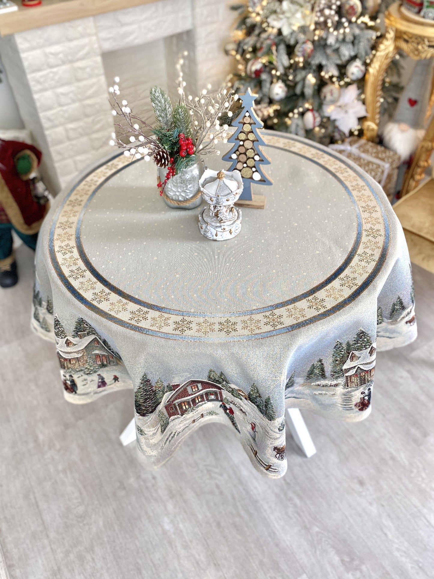 Round Christmas tapestry tablecloth «Christmas in Highlands» with golden thread