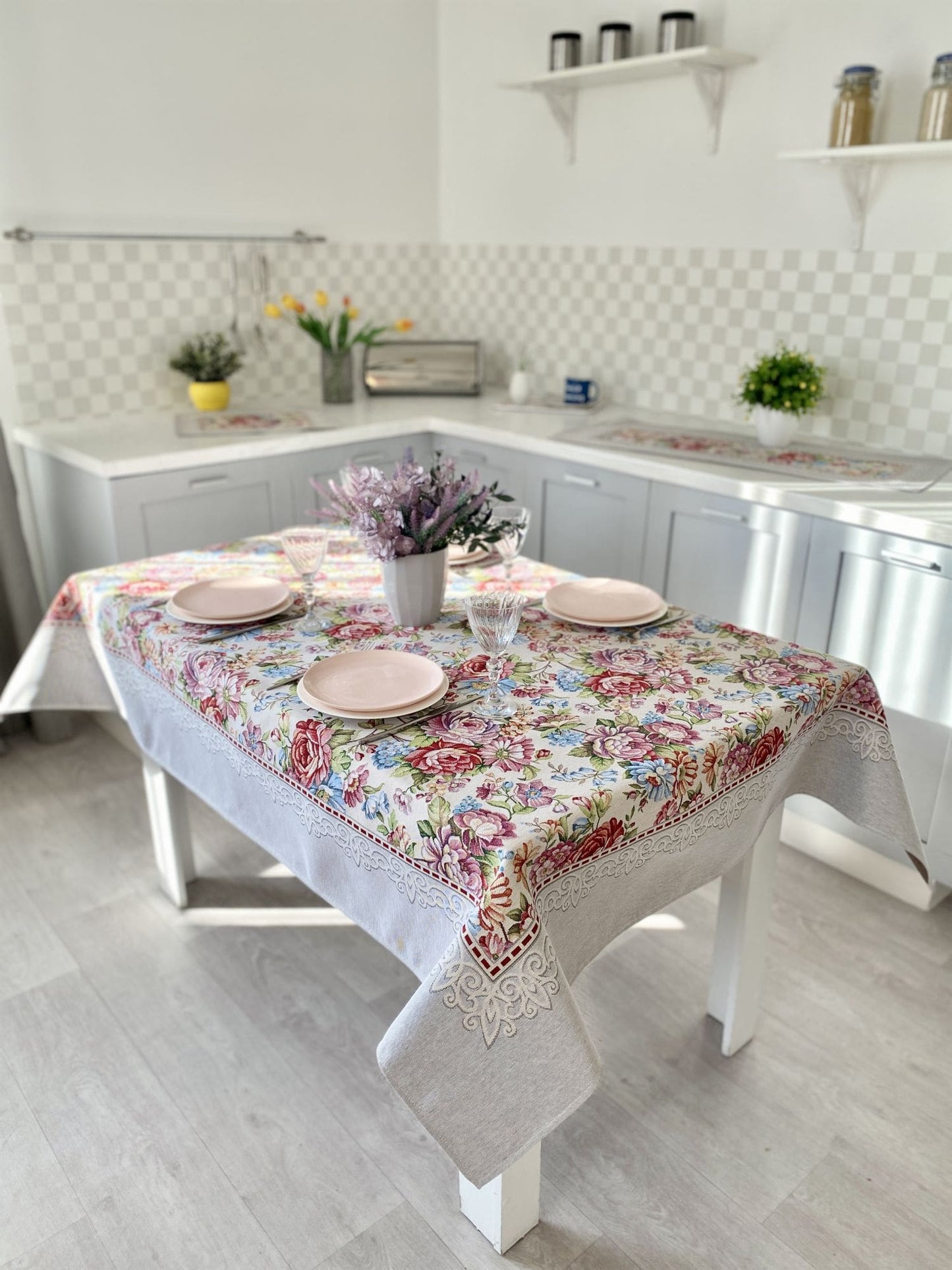 Tapestry tablecloth «Roses»