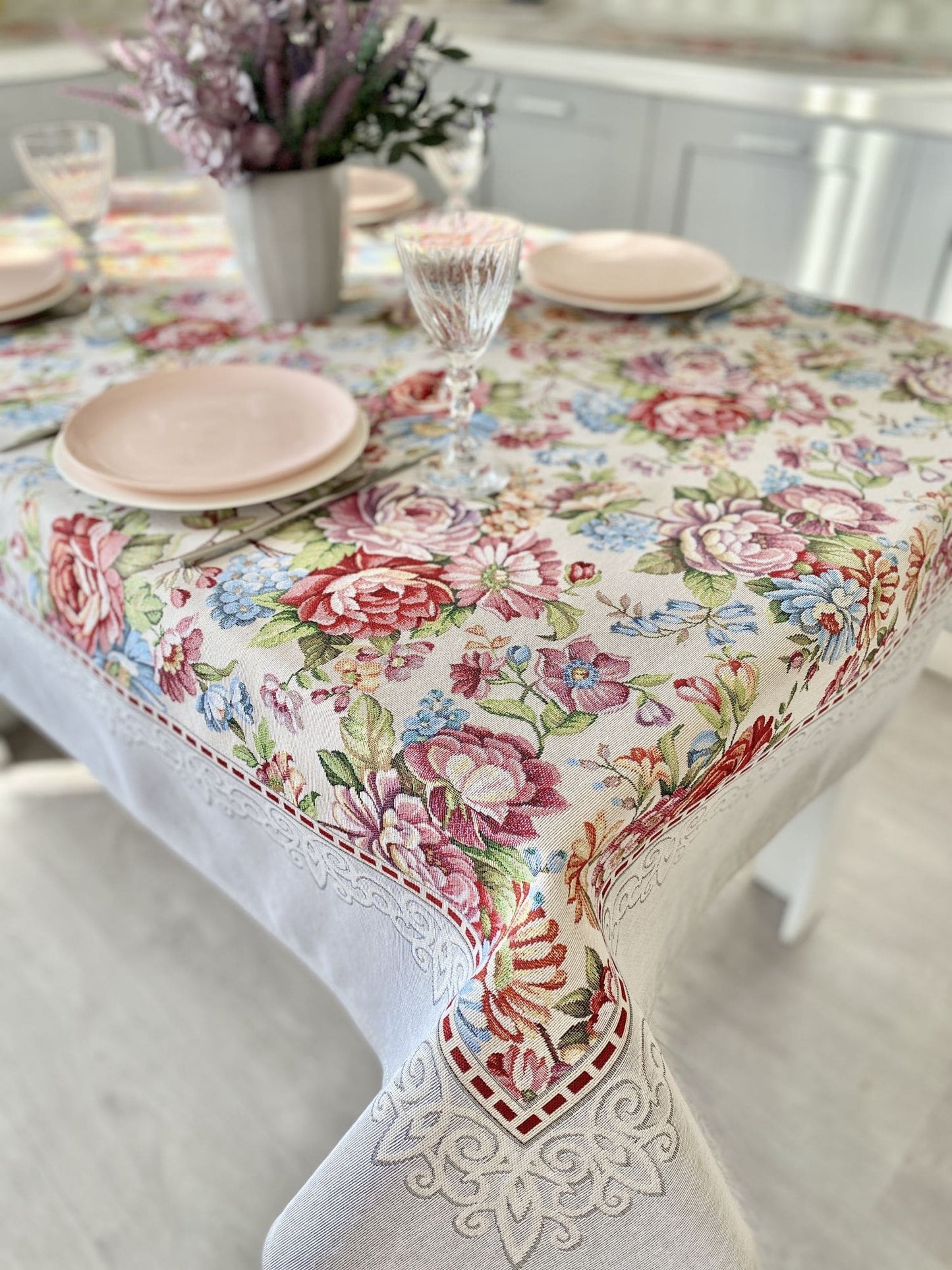 Tapestry tablecloth «Roses»