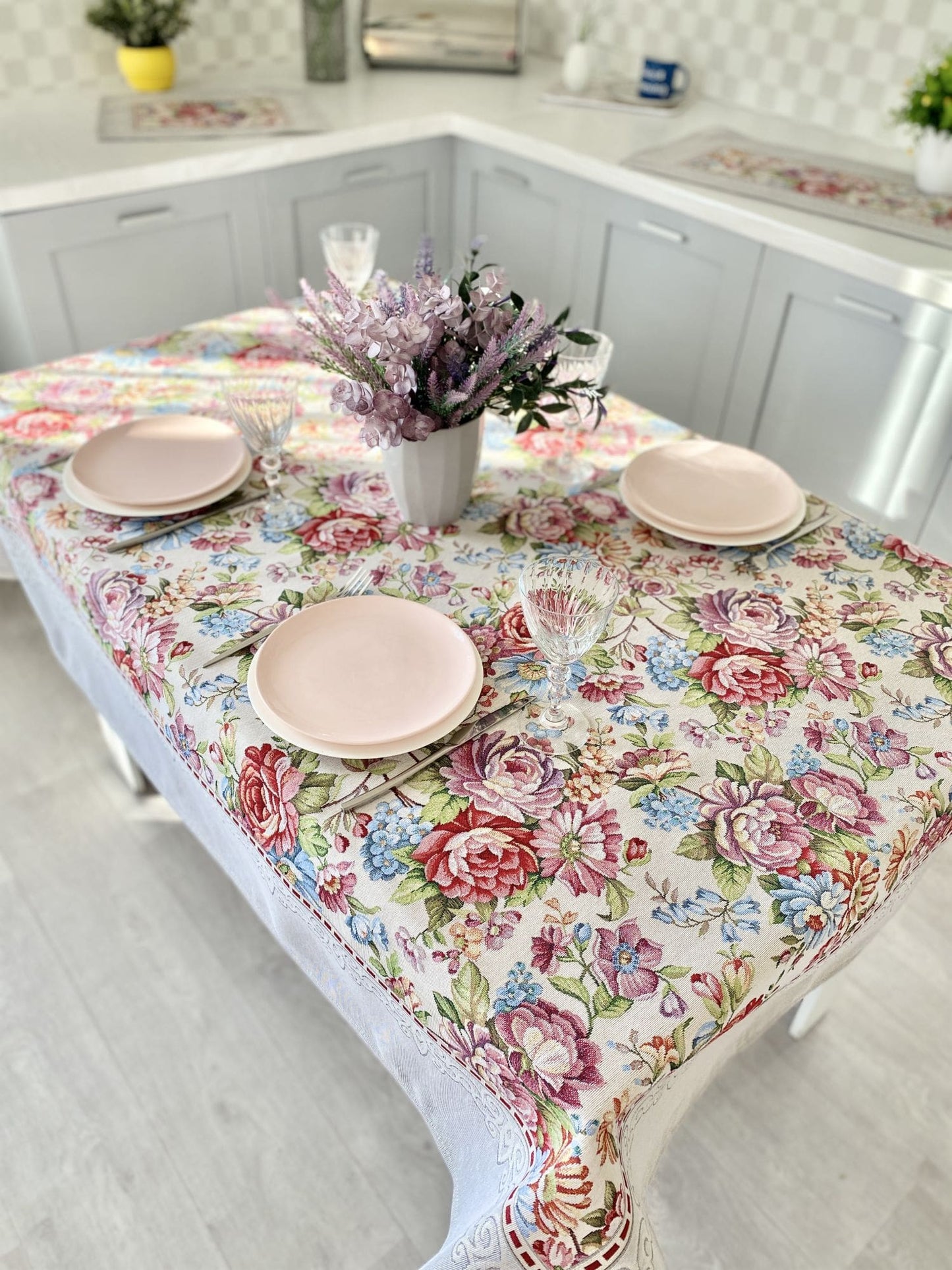 Tapestry tablecloth «Roses»