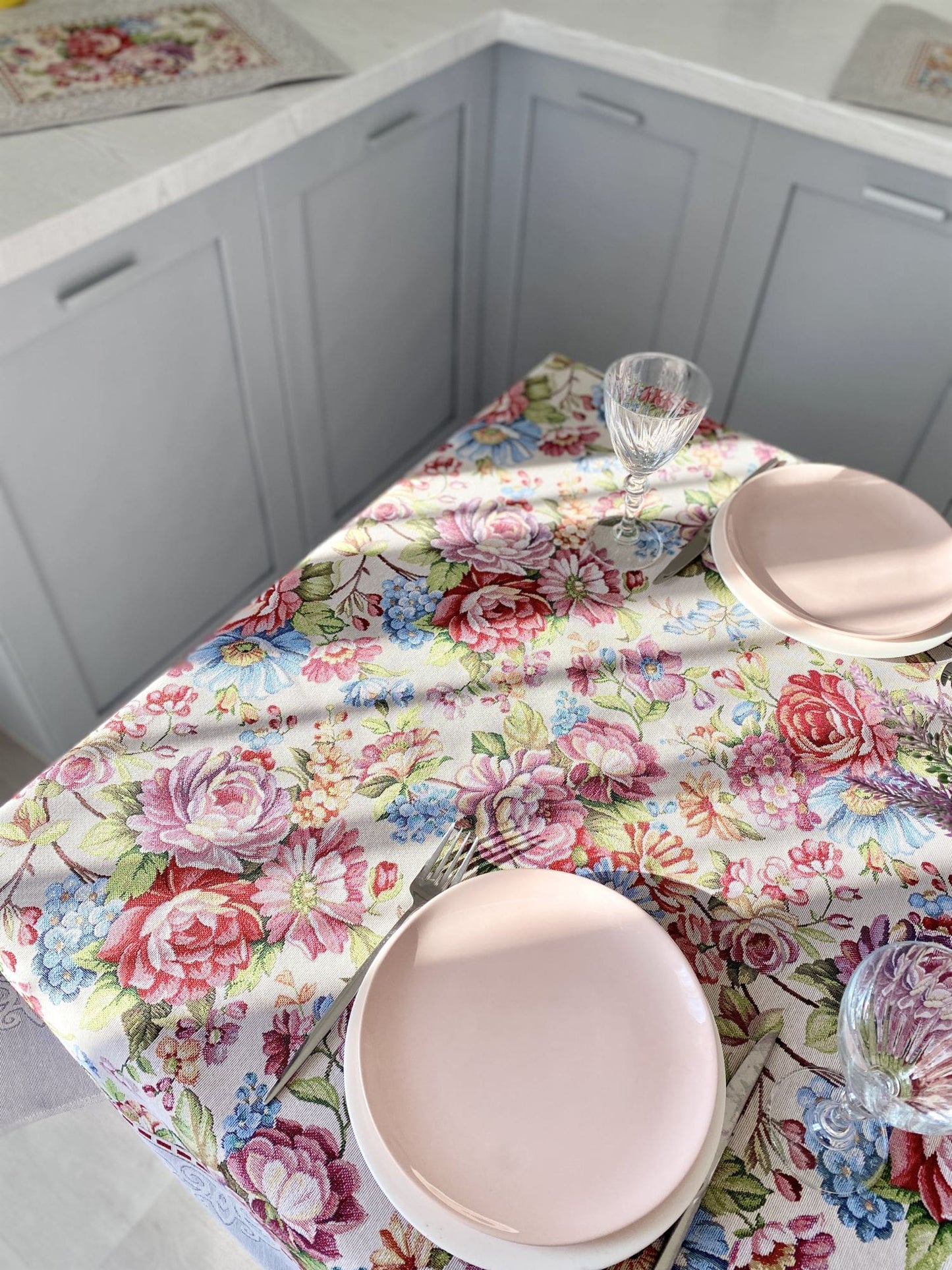Tapestry tablecloth «Roses»