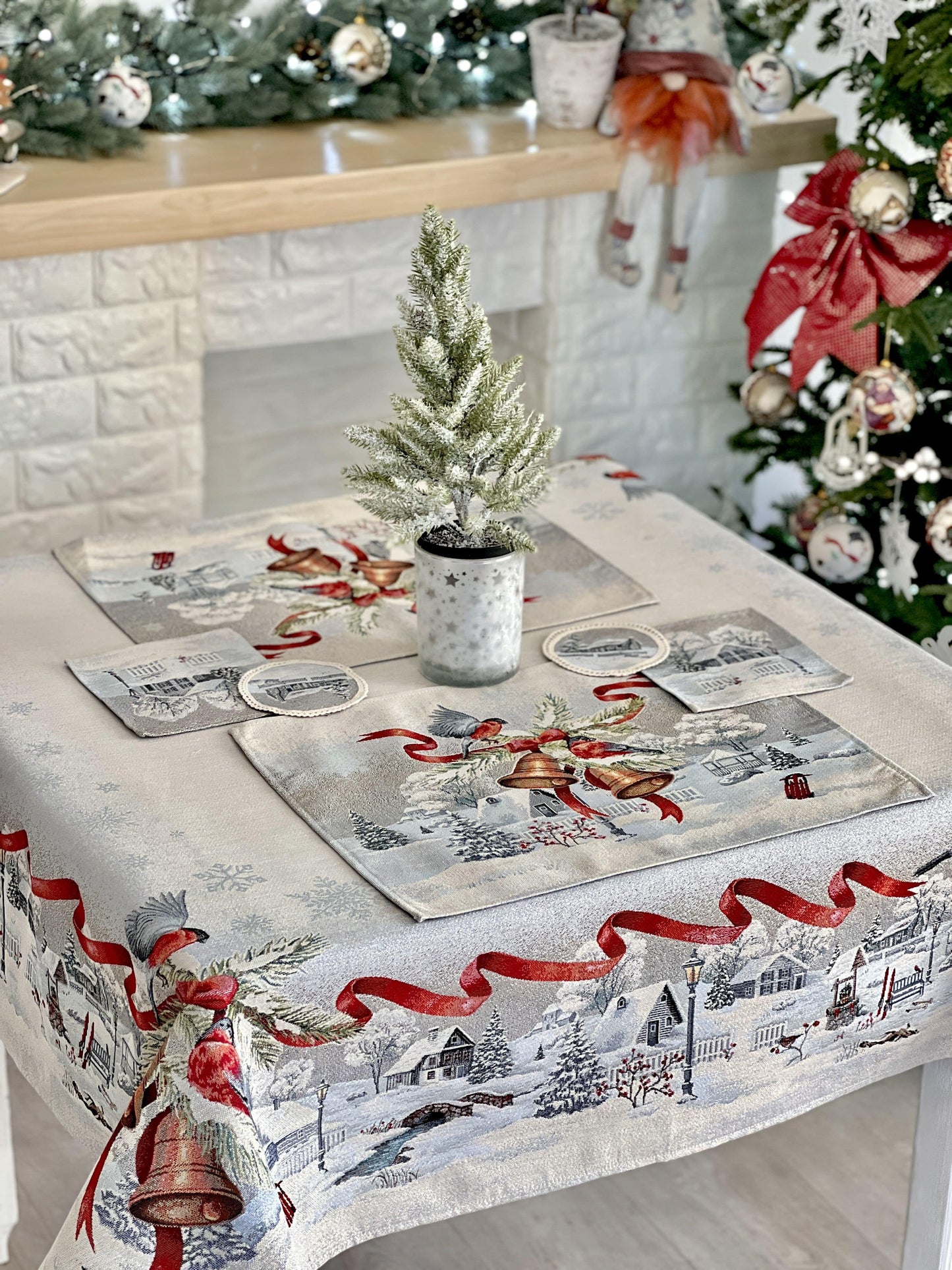 Christmas tapestry tablecloth «Christmas News» with silver thread