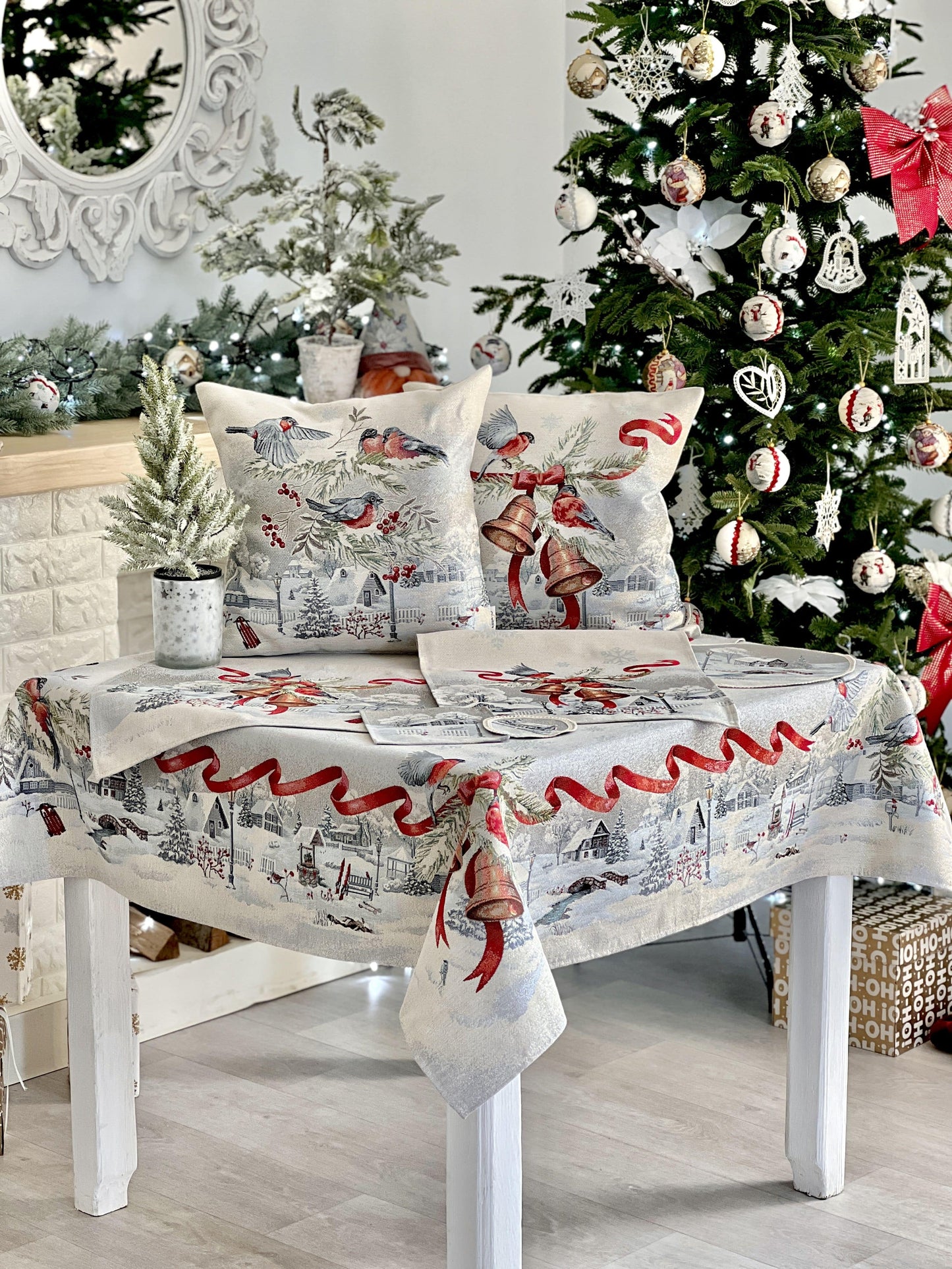 Christmas tapestry tablecloth «Christmas News» with silver thread