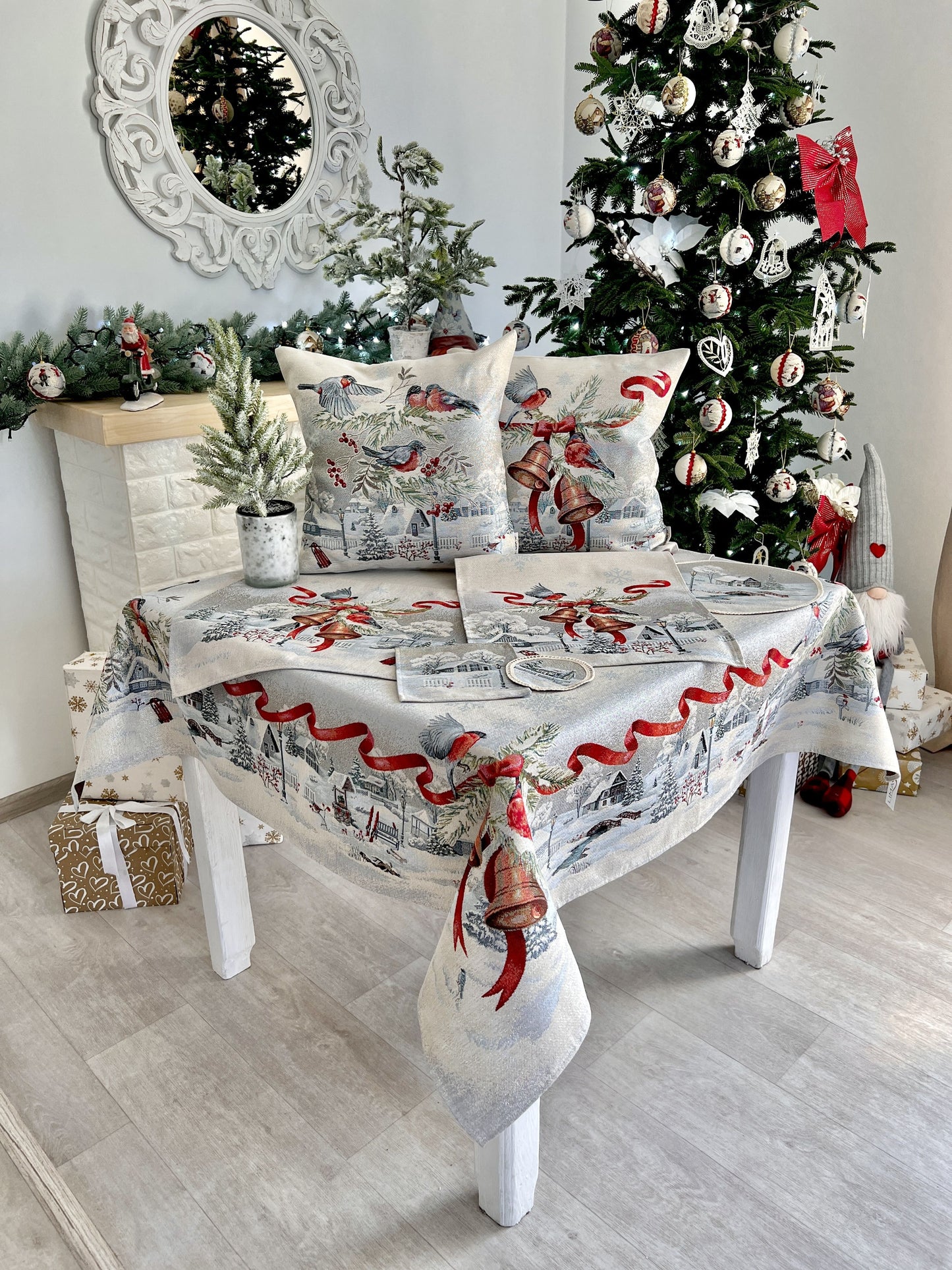 Christmas tapestry tablecloth «Christmas News» with silver thread