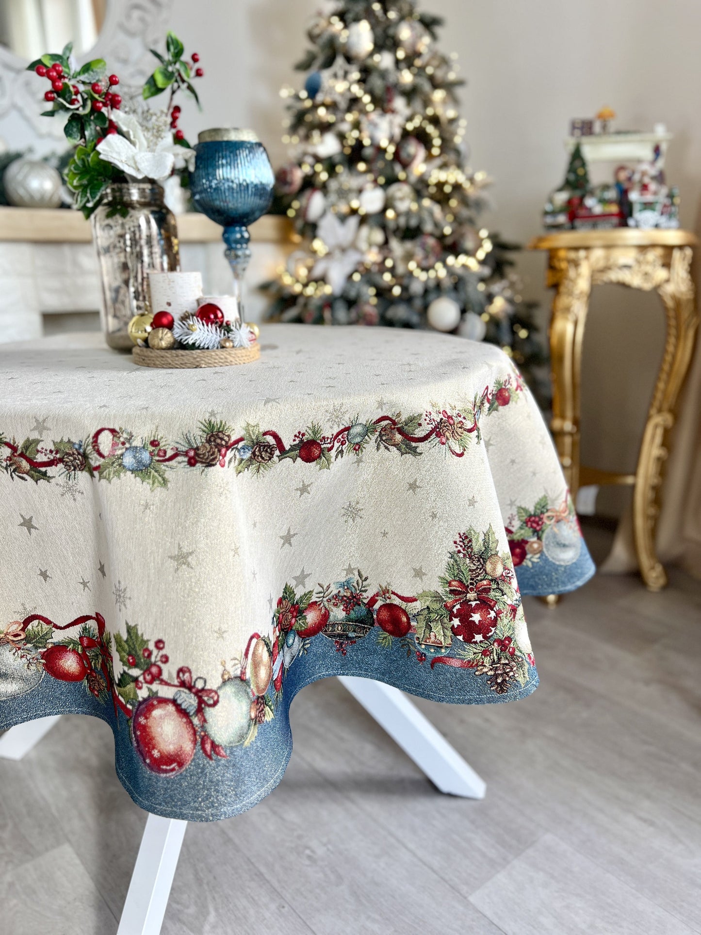 Christmas Round Tablecloth «Christmas Glow» with Golden Lurex - Luxury Tapestry