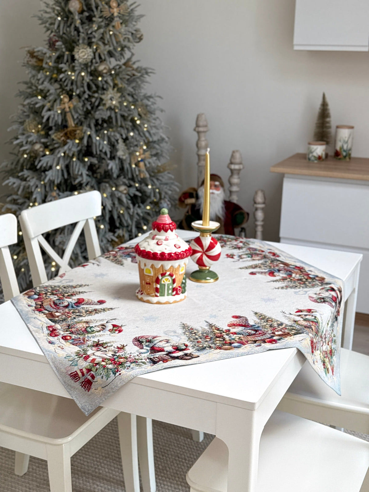 Tablecloth «Scarlet Wishes» with golden thread - High quality tapestry