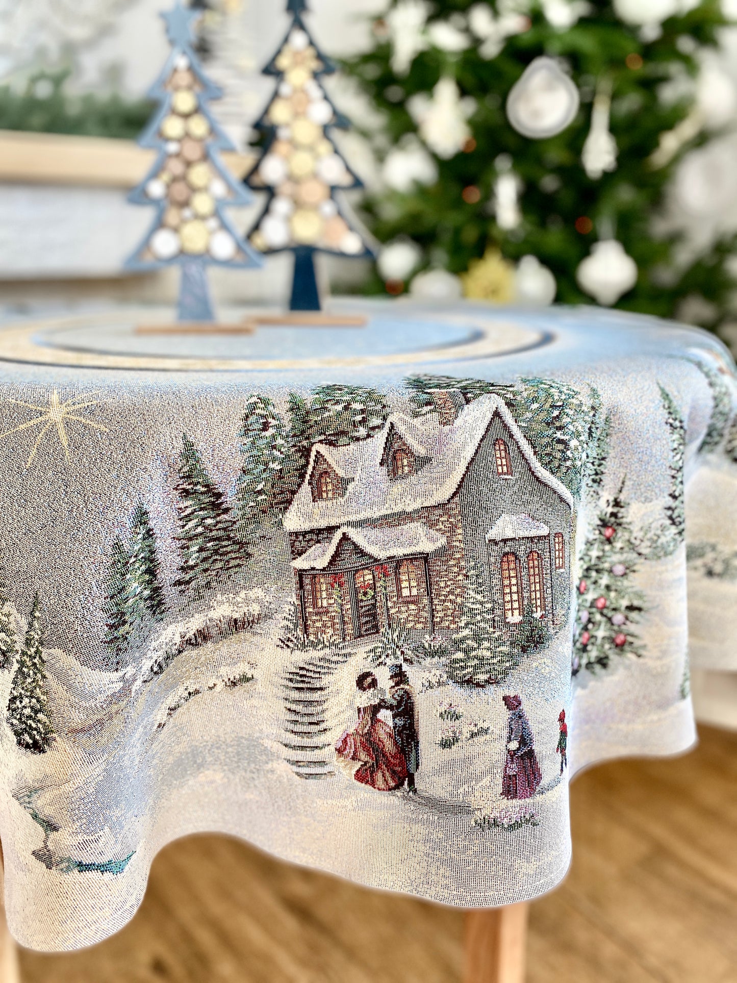 Round Christmas tapestry tablecloth «Christmas in Highlands» with golden thread