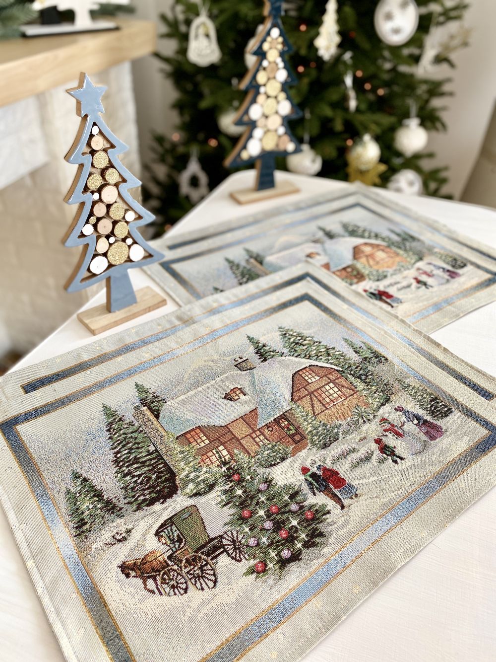 Christmas Placemat «Christmas in Highlands» with golden thread