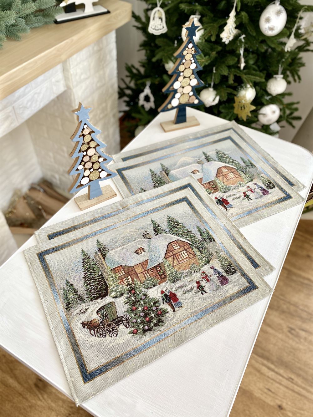 Christmas Placemat «Christmas in Highlands» with golden thread