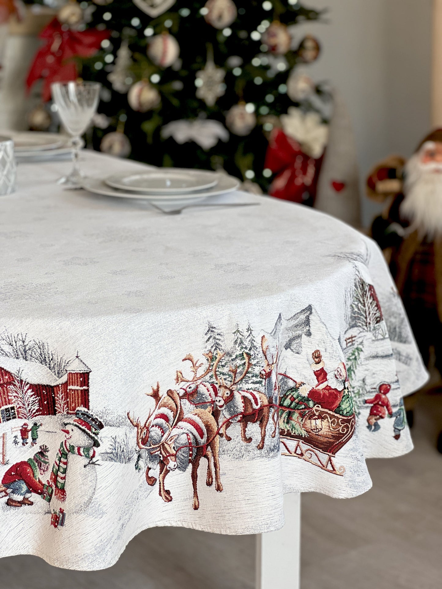 Christmas tapestry oval tablecloth «Santa is coming» With microfibre & silver lurex