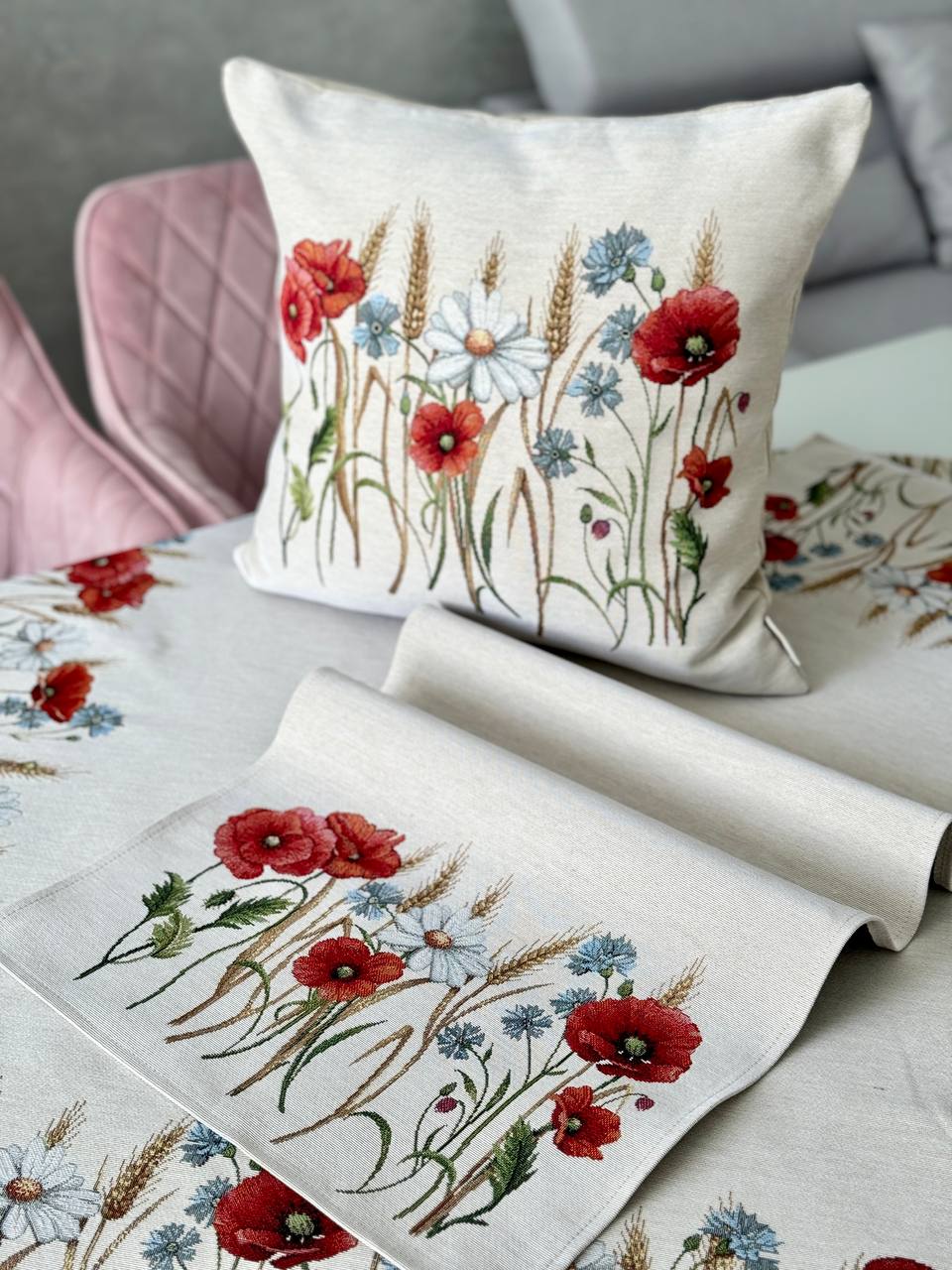Tapestry table runner «Poppies and daisies»