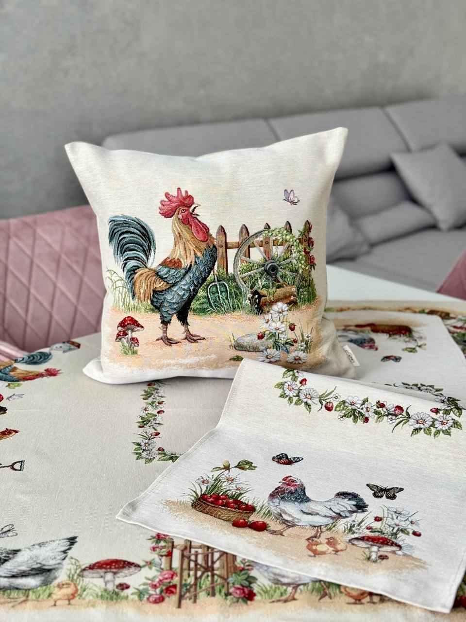 Tapestry cushion cover «Rooster and hens»