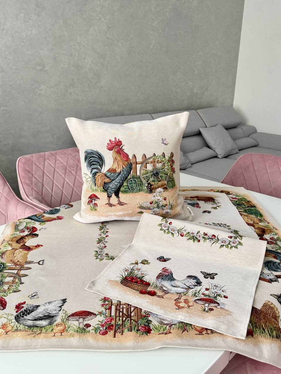 Tapestry tablecloth «Rooster and hens»