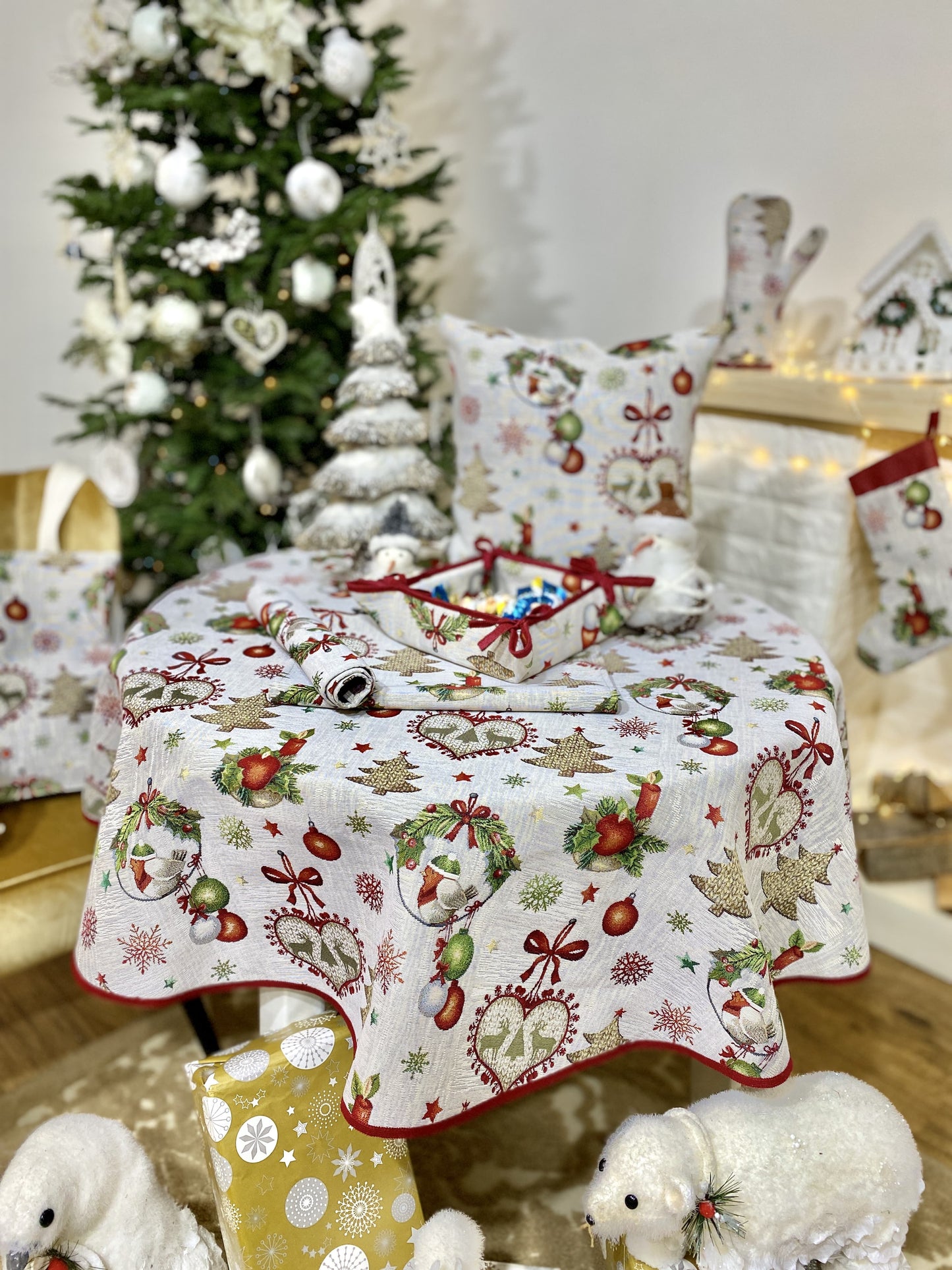 Christmas Round Tapestry Tablecloth "Festive Dinner"