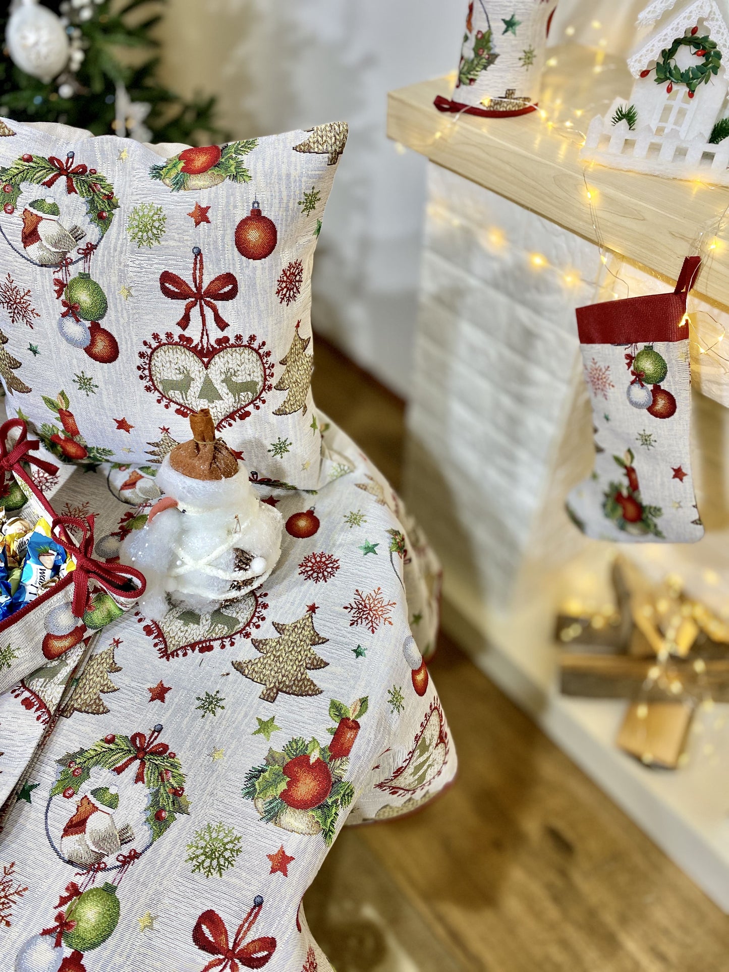 Buy Christmas Round Tapestry Tablecloth "Festive Dinner" UK Textil4Family