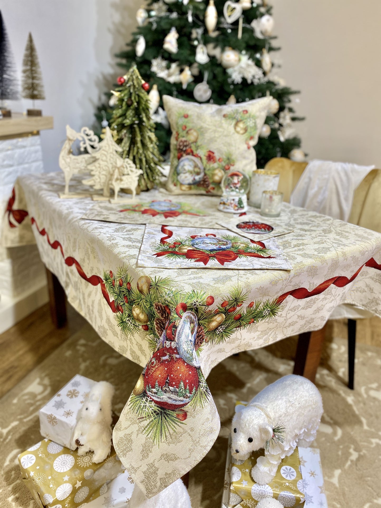 Buy Christmas tapestry Tablecloth "Generous evening" with golden thread UK Textil4Family