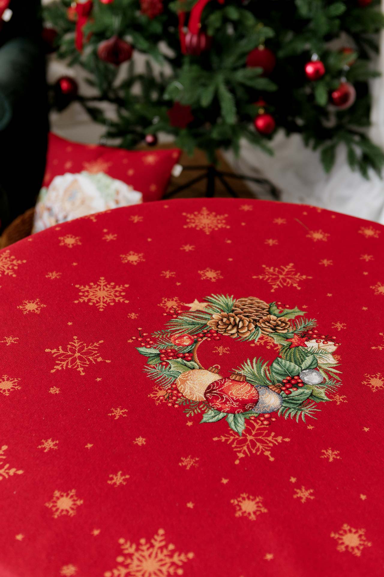 Christmas Round Tablecloth «Present» with Golden Lurex - Premium Gobelin - Textile4Family