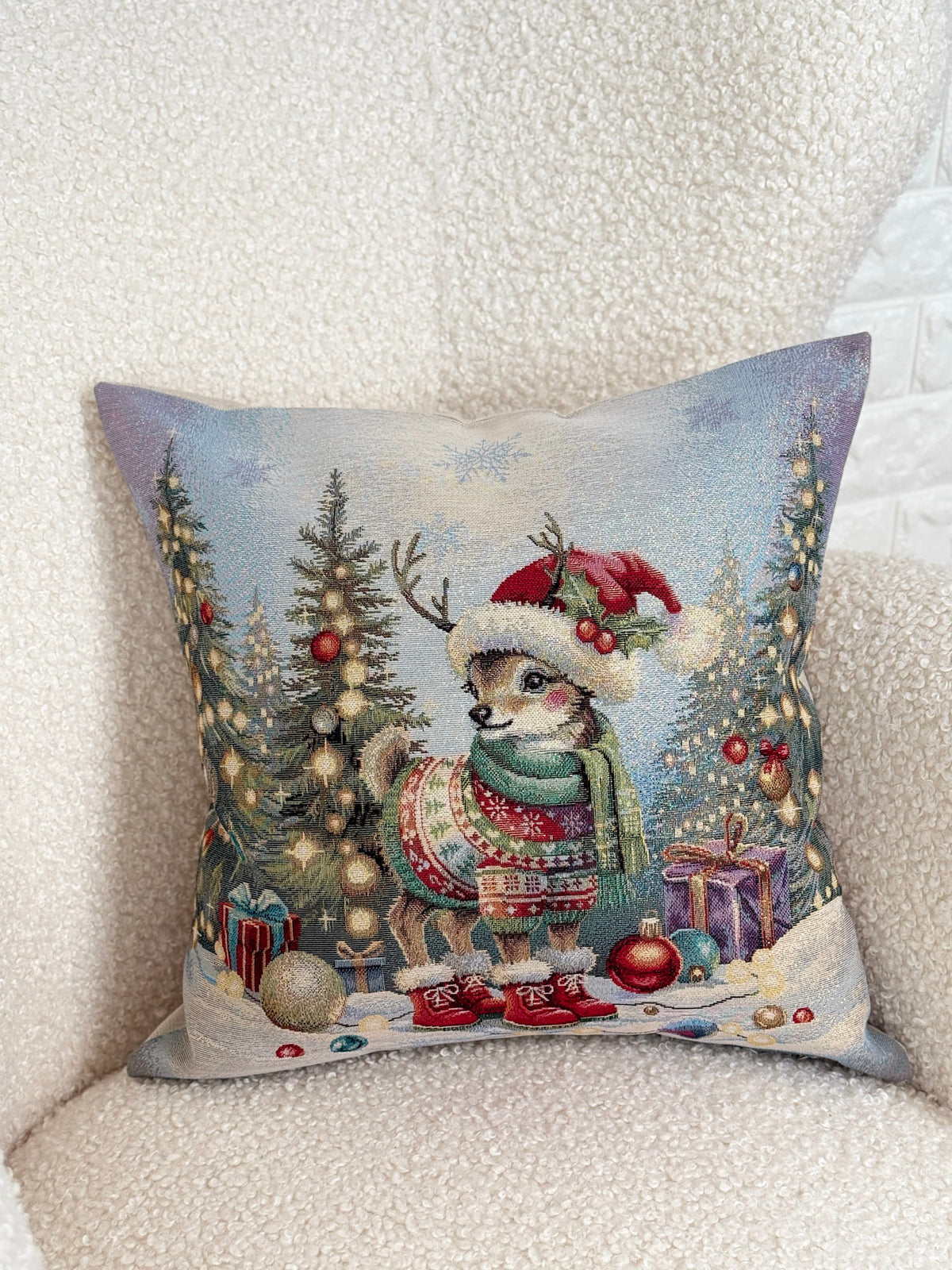 Pillow cover «Scarlet Wishes-2» with golden thread - High quality tapestry