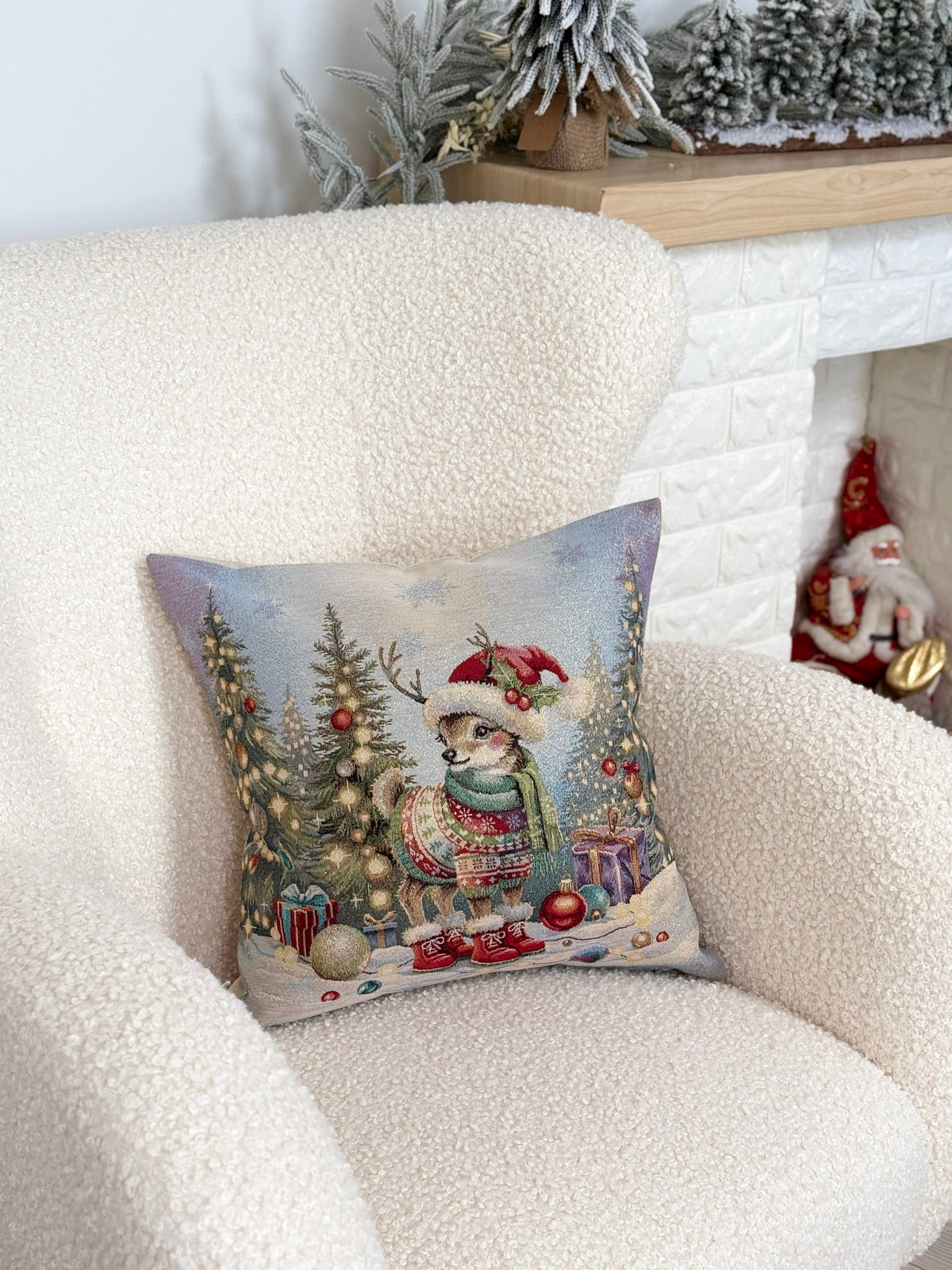 Pillow cover «Scarlet Wishes-2» with golden thread - High quality tapestry