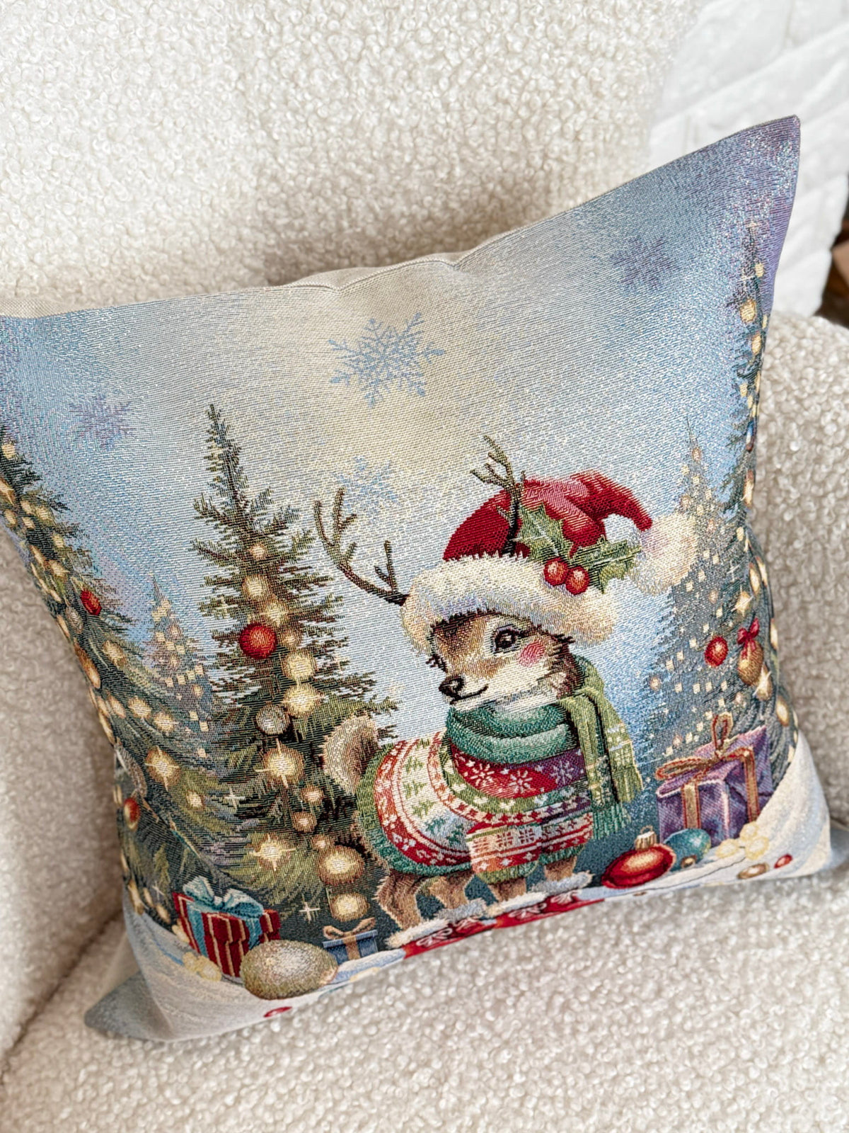 Pillow cover «Scarlet Wishes-2» with golden thread - High quality tapestry