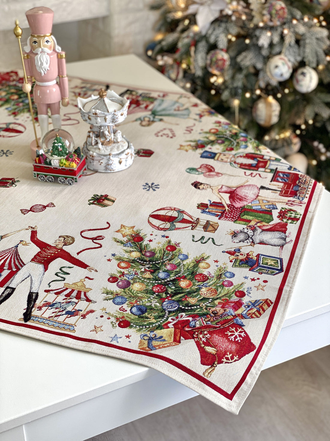 Christmas Tablecloth «Nutcracker soldier» with Golden Lurex - Premium Gobelin - Textile4Family