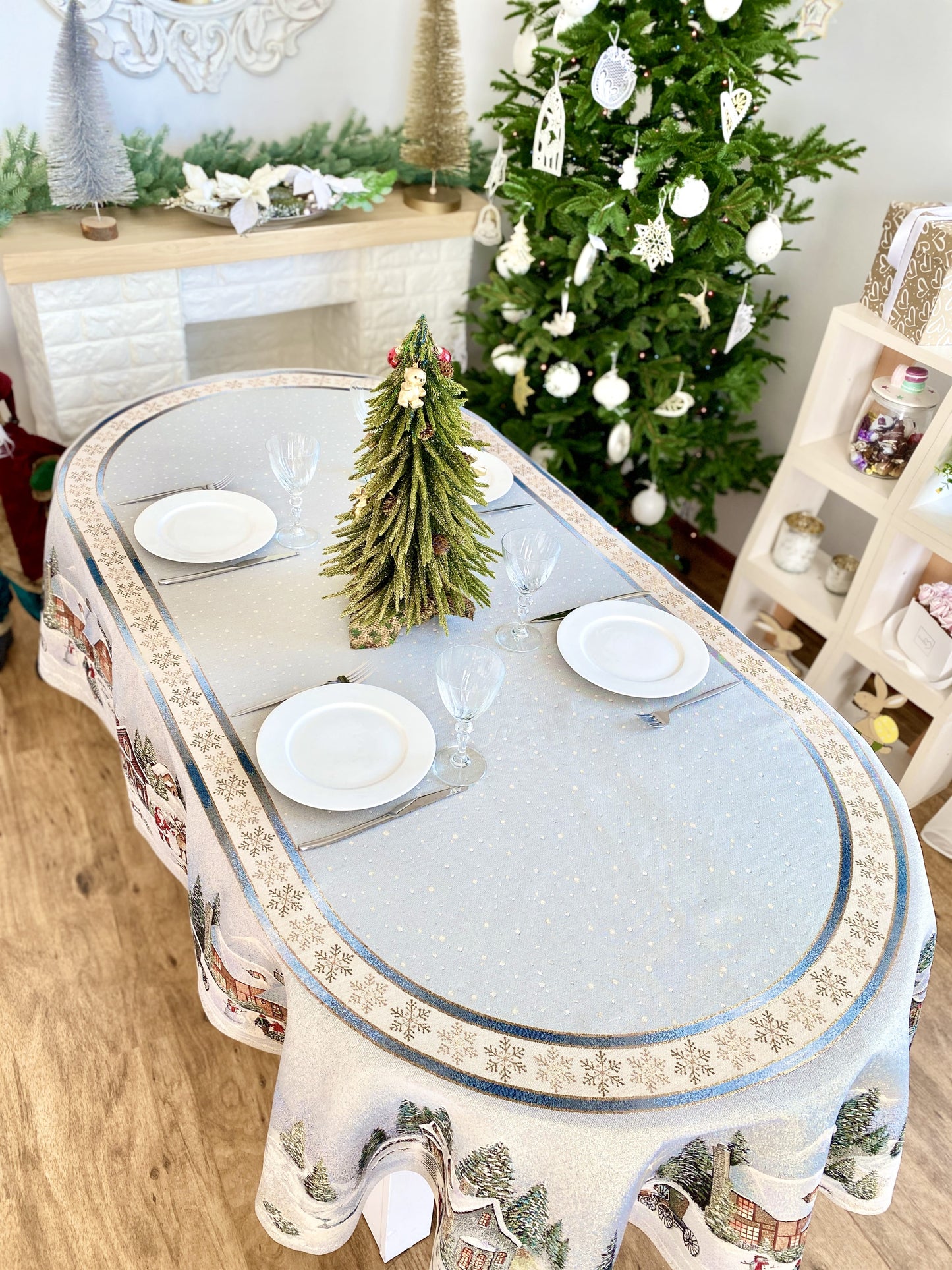 Oval Christmas tapestry tablecloth «Christmas in Highlands» with golden thread