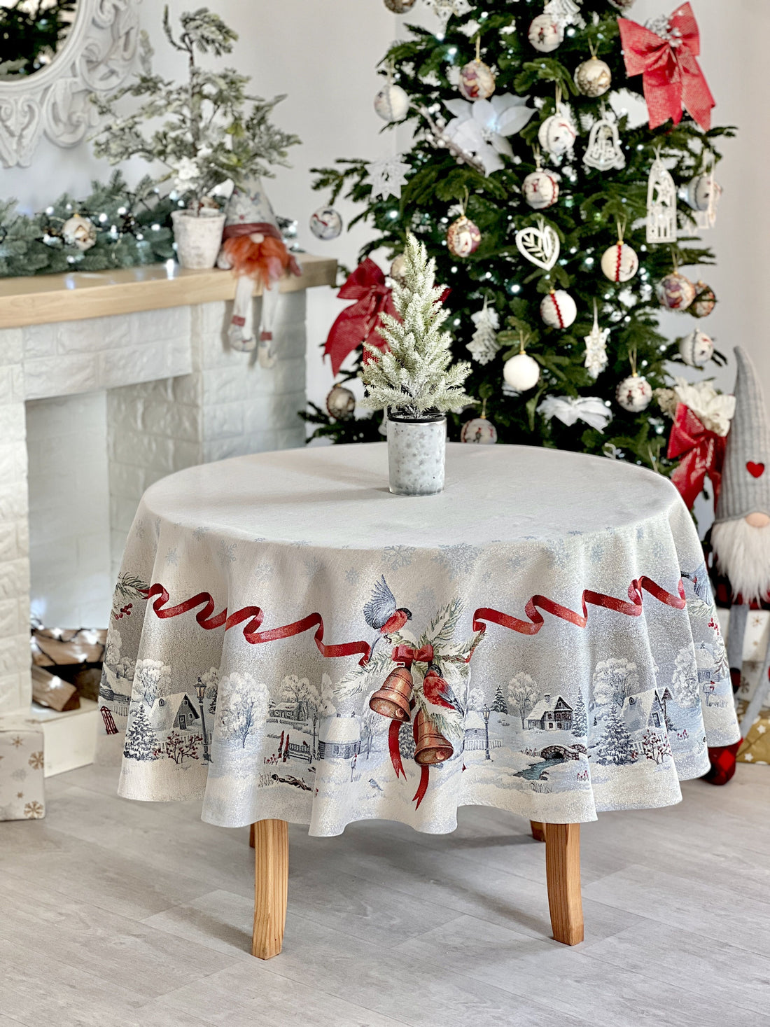 Round Christmas tablecloth «Christmas News» with silver thread