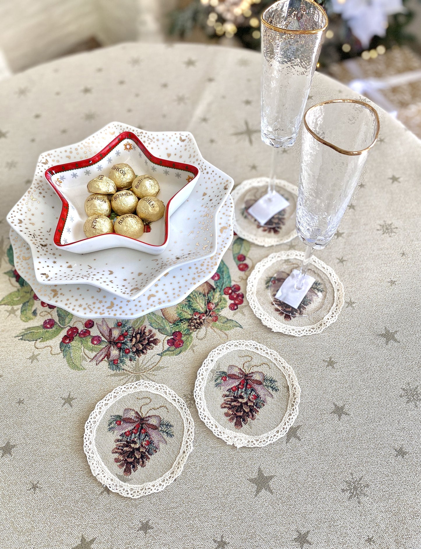 Christmas placemats «Christmas garland» with golden thread