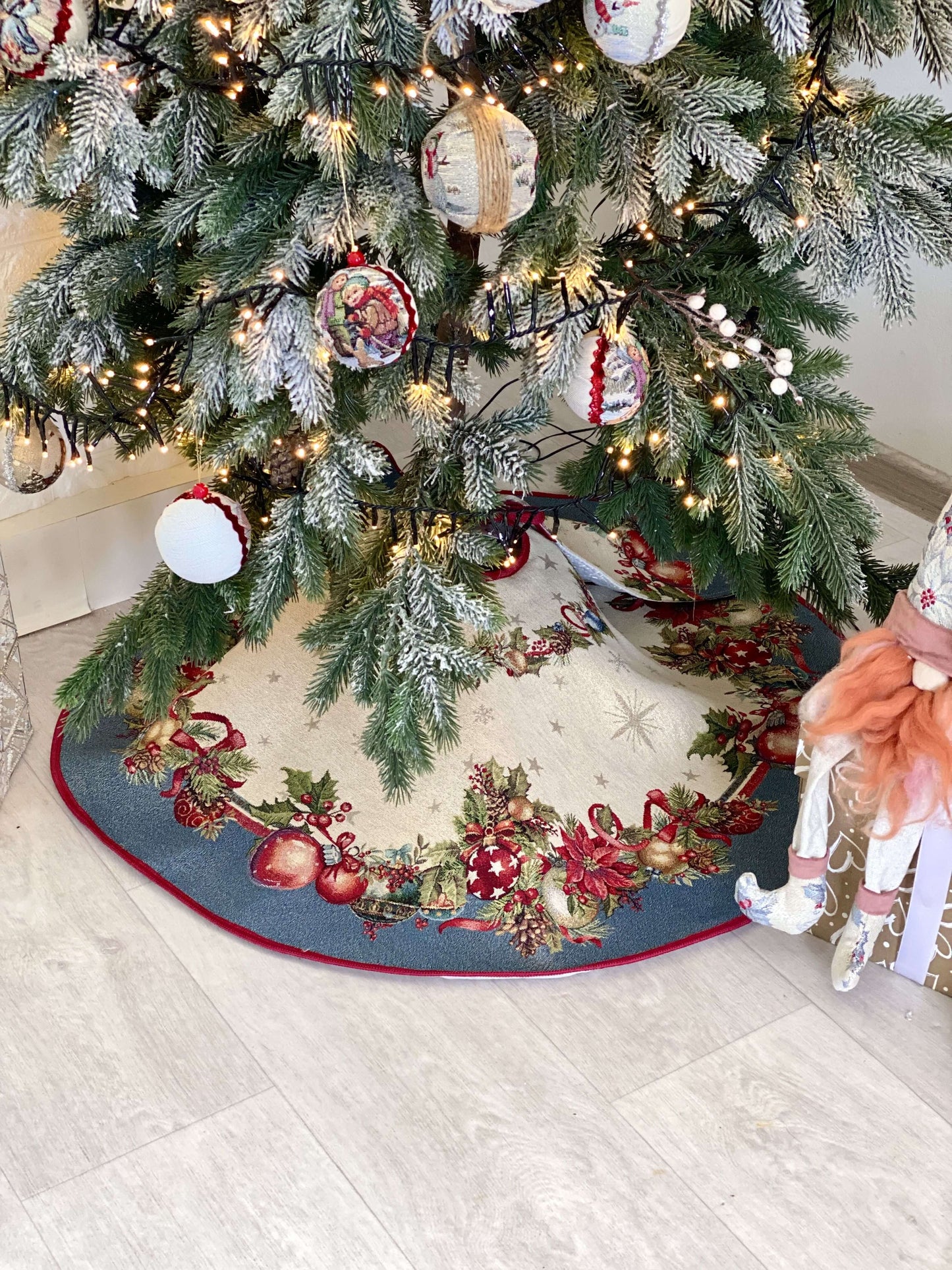 Christmas Tree skirt «Christmas Glow» with Golden Lurex - Luxury Tapestry