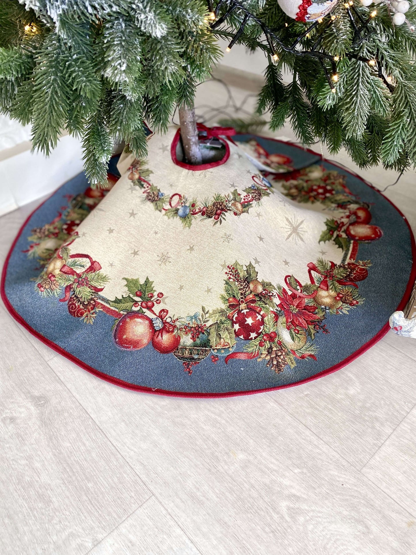 Christmas Tree skirt «Christmas Glow» with Golden Lurex - Luxury Tapestry