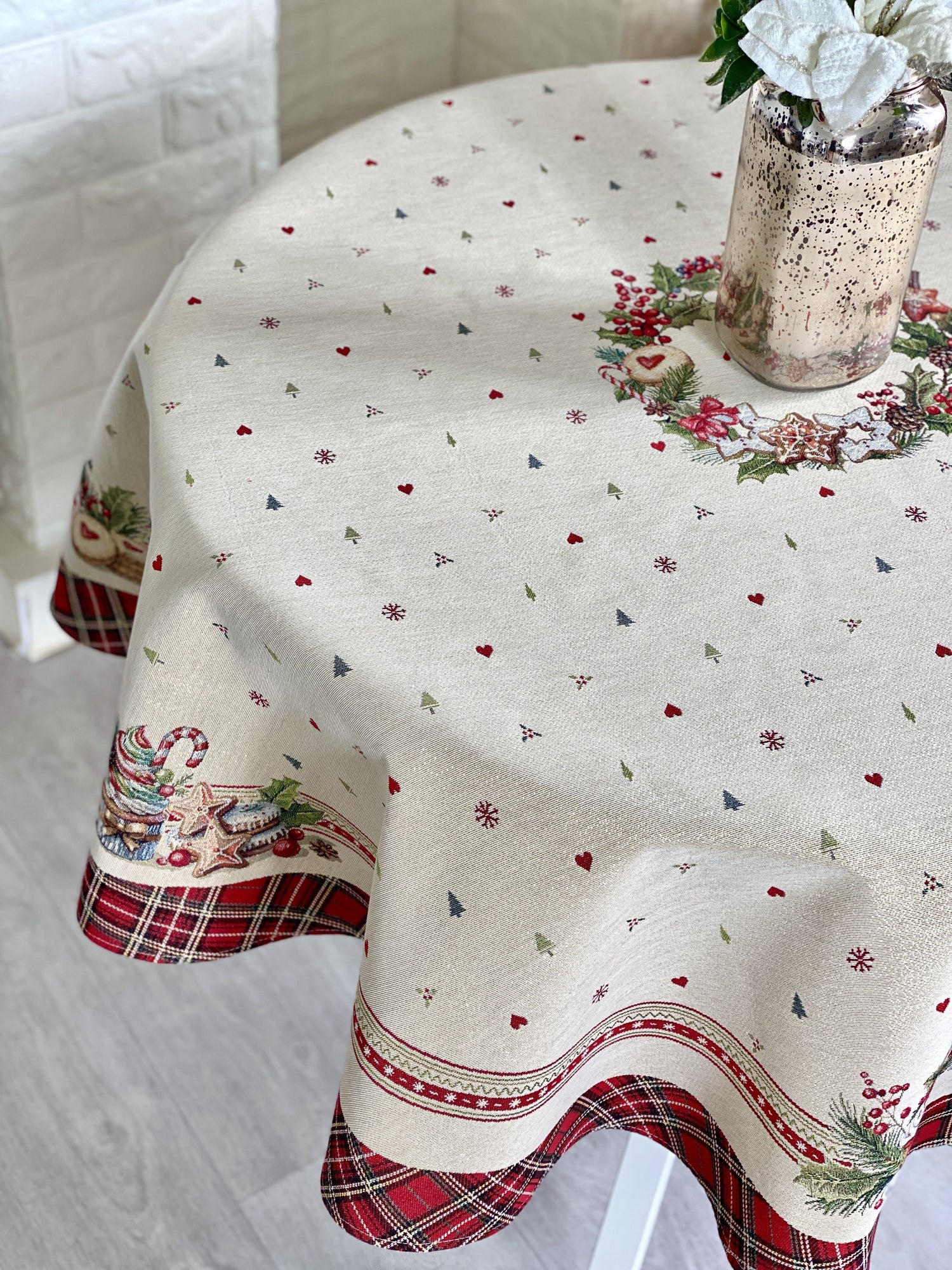 Christmas Round Tablecloth «Sweet Dreams» with Golden Lurex - Premium Gobelin - Textile4Family