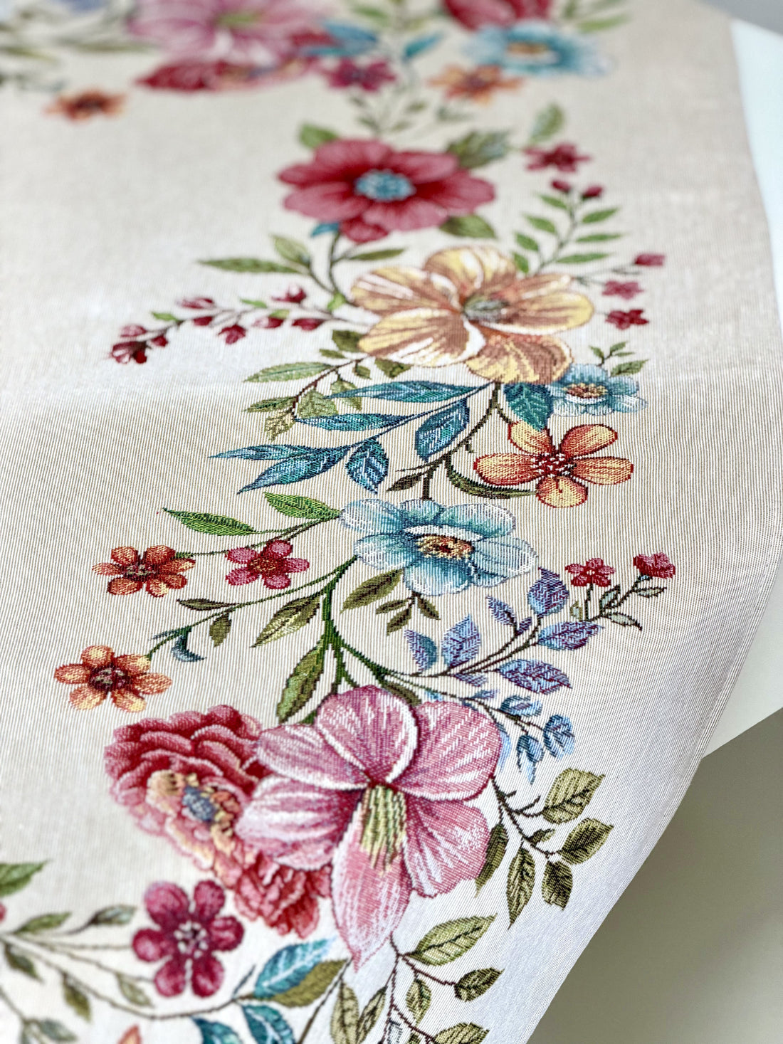Square tablecloth «Blooming garden» - Premium Tapestry - Textile4Family