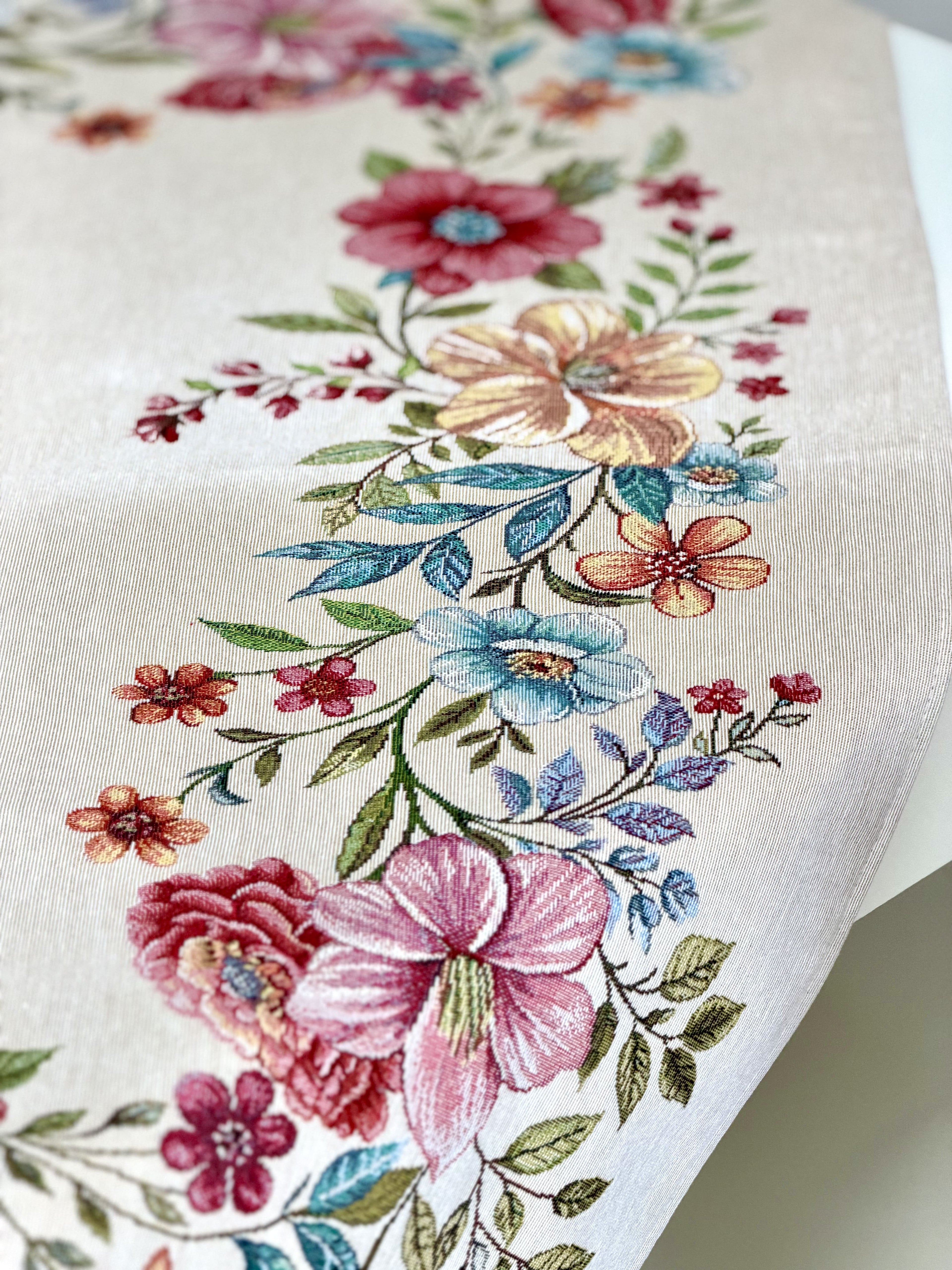 Square tablecloth «Blooming garden» - Premium Tapestry - Textile4Family
