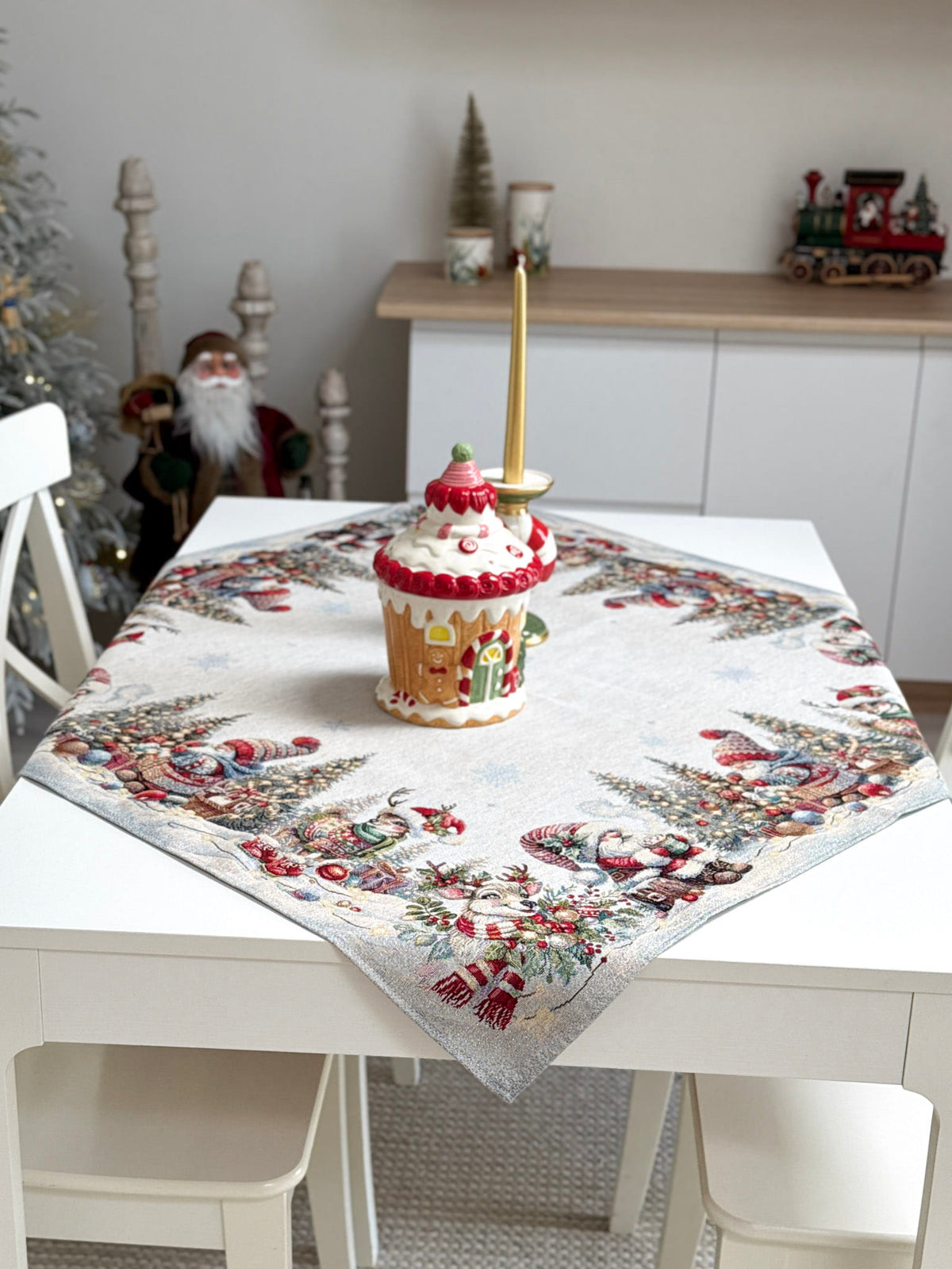 Tablecloth «Scarlet Wishes» with golden thread - High quality tapestry