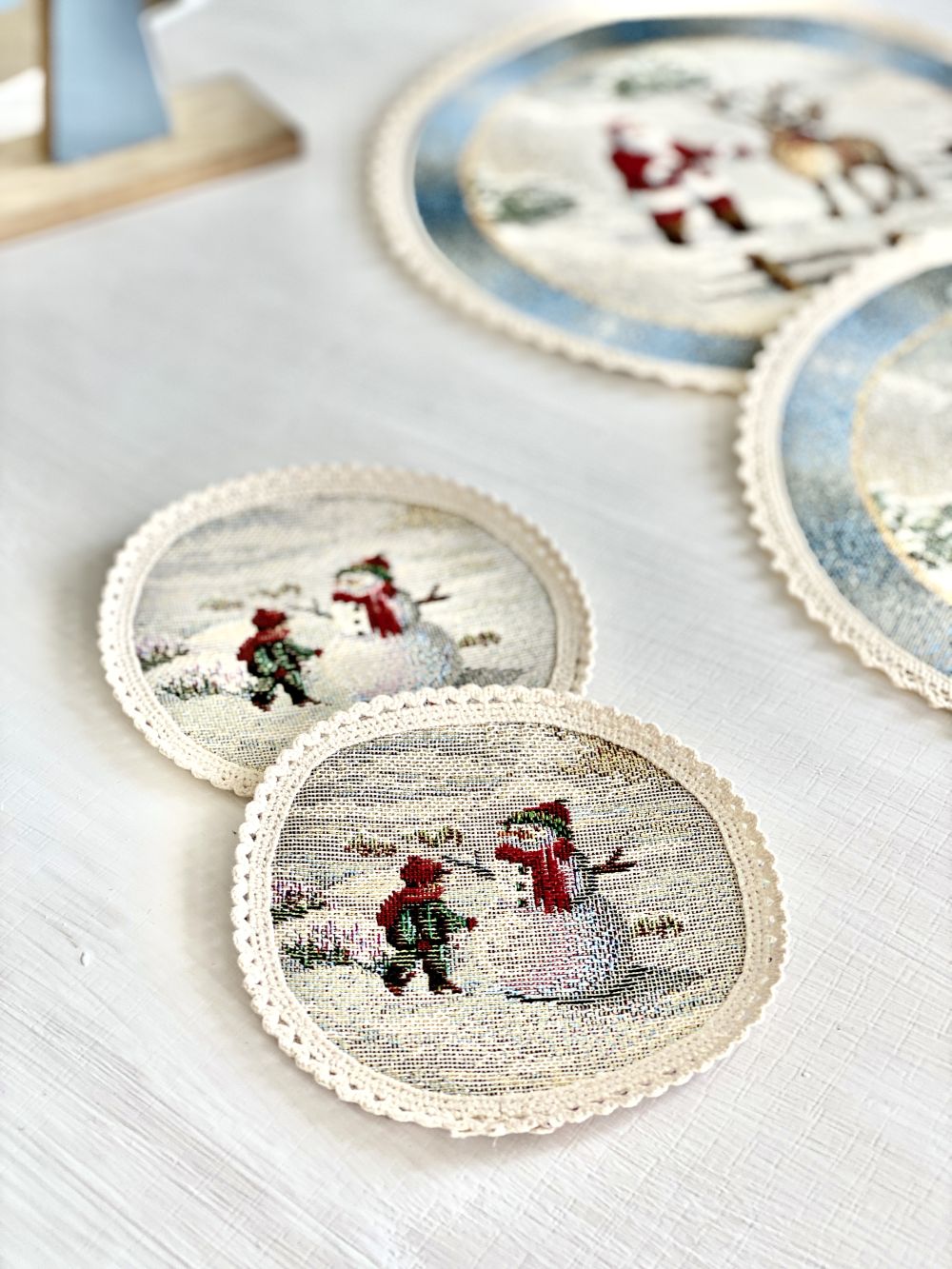 Christmas cup placemat «Christmas in Highlands» with golden thread