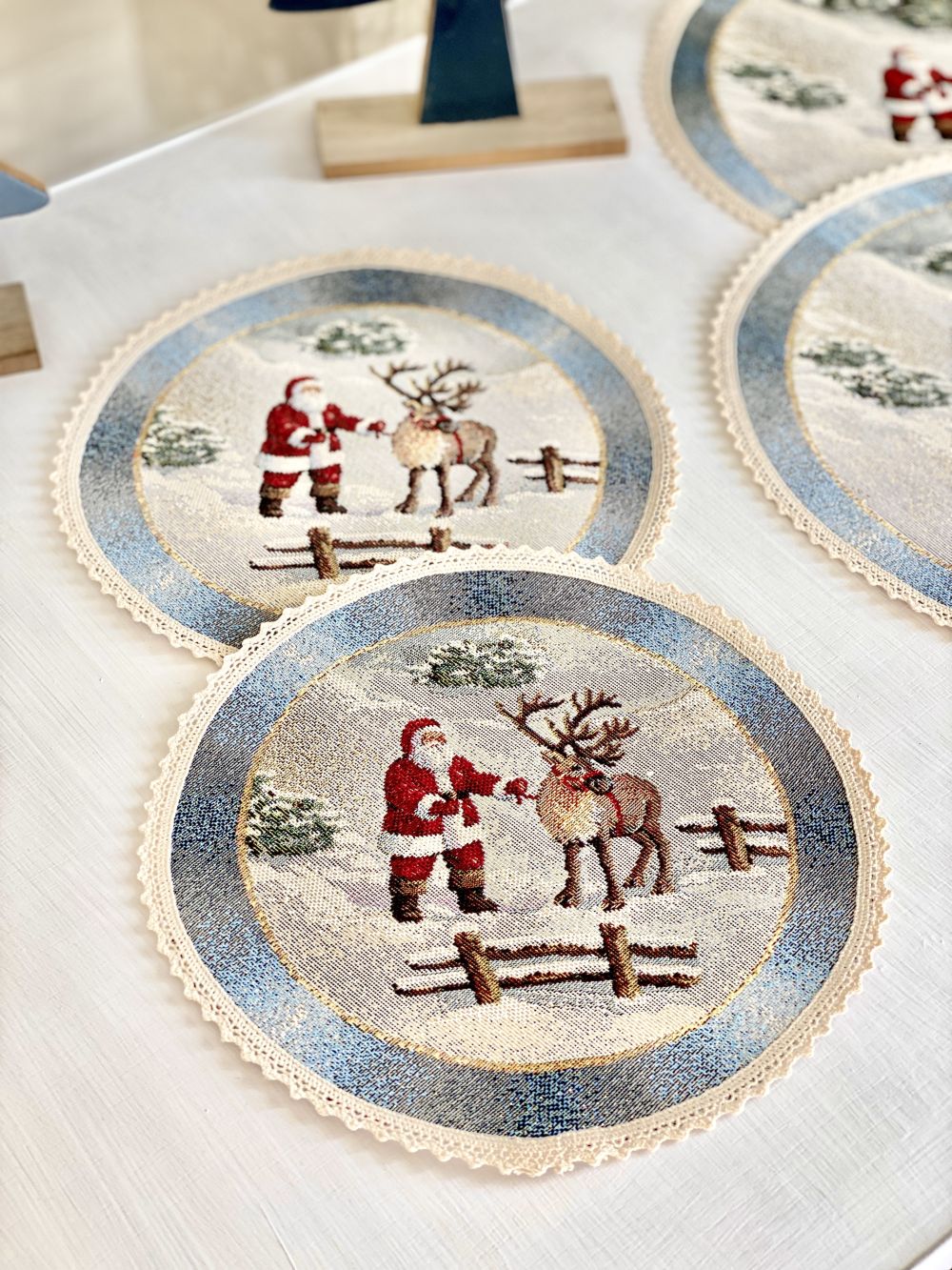 Christmas cup placemat «Christmas in Highlands» with golden thread