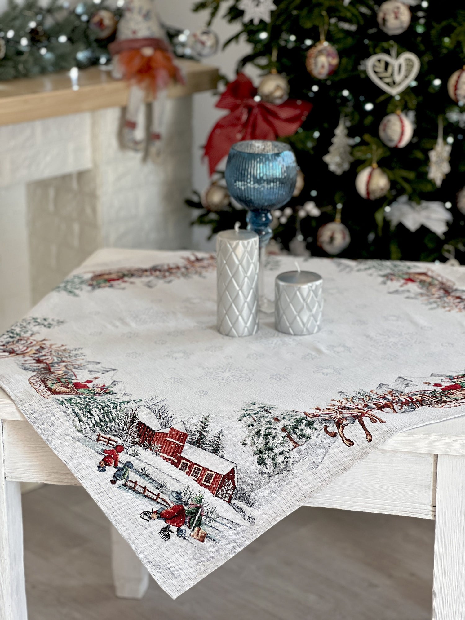 Christmas tapestry tablecloth «Santa is coming» With microfibre &amp; silver lurex