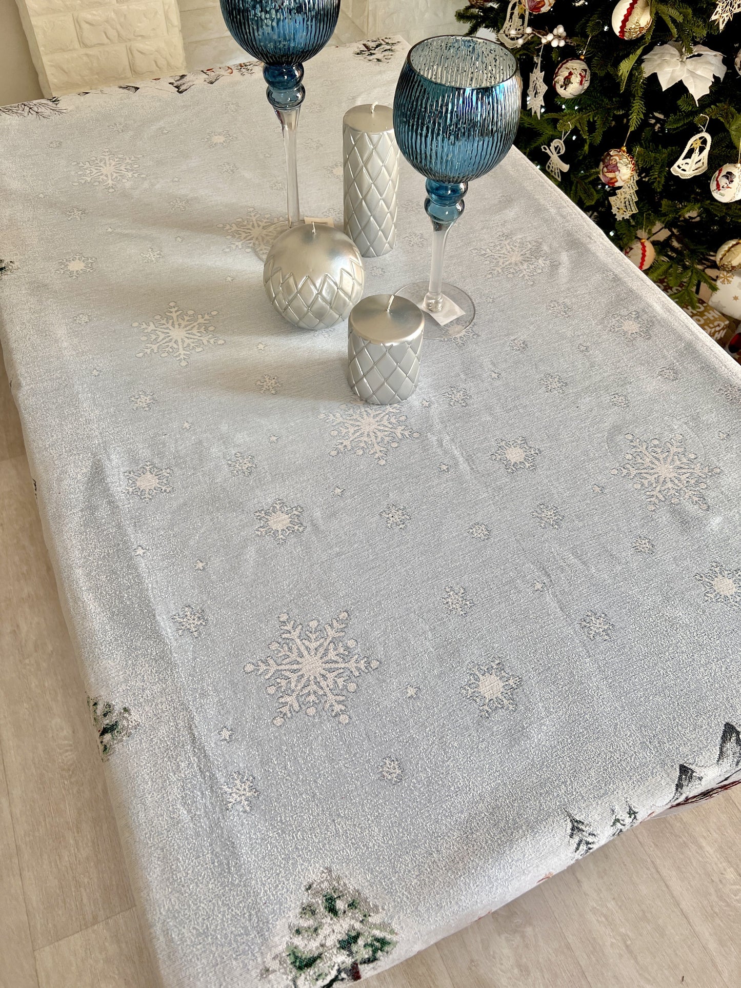 Christmas tapestry tablecloth «Santa is coming» With microfibre & silver lurex