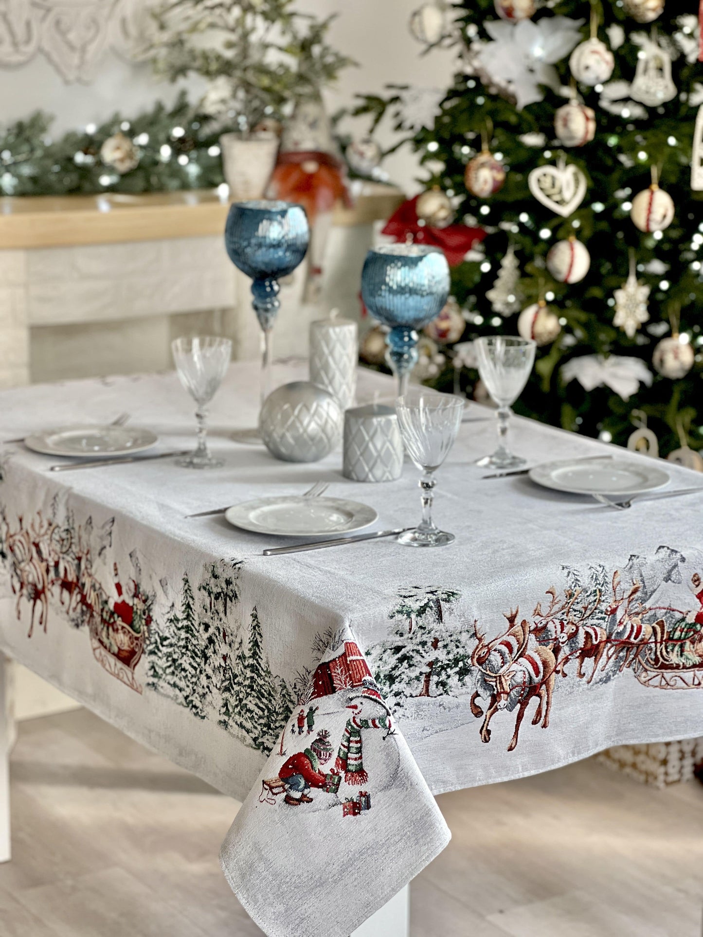 Christmas tapestry tablecloth «Santa is coming» With microfibre & silver lurex