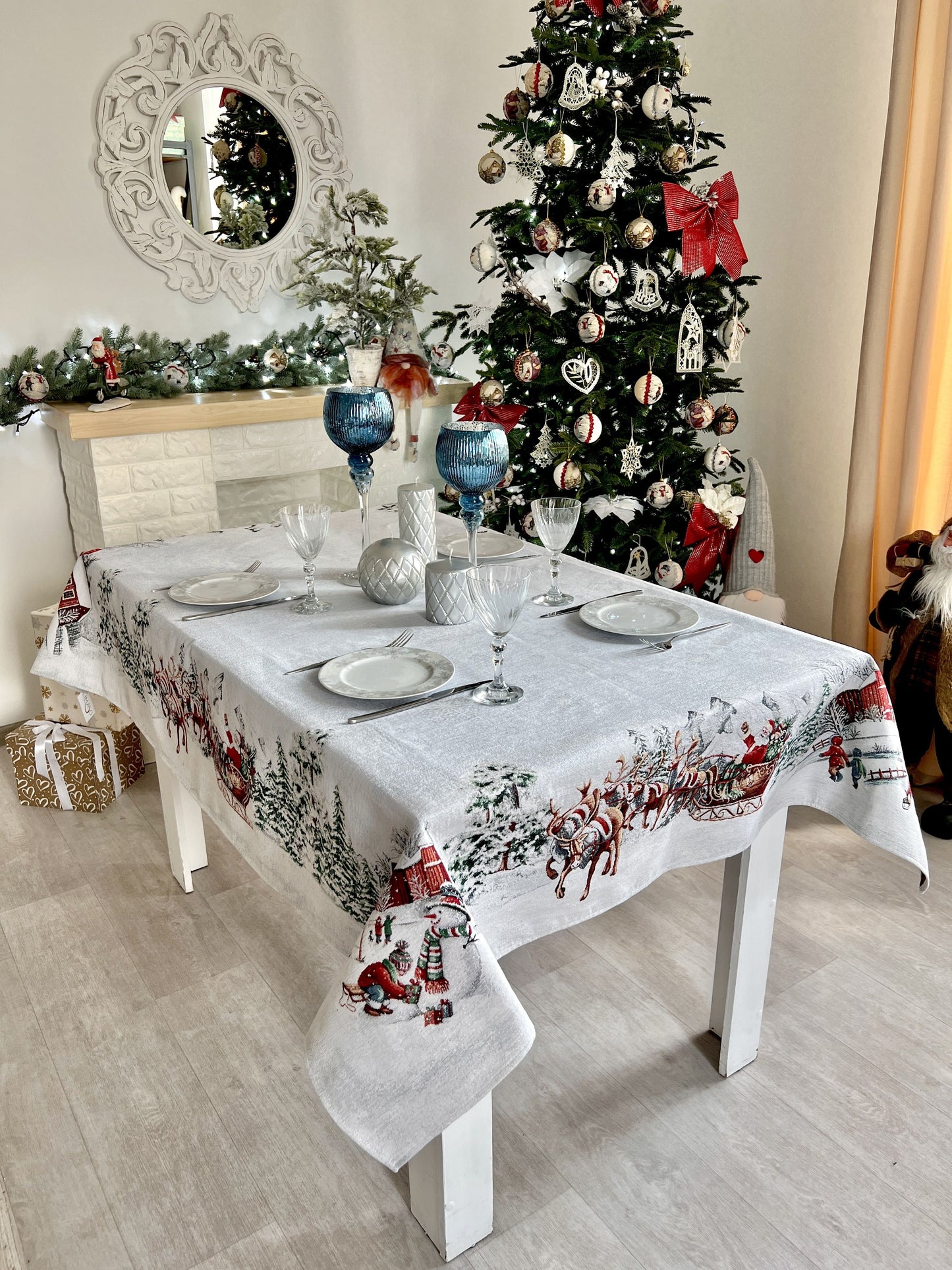 Christmas tapestry tablecloth «Santa is coming» With microfibre & silver lurex