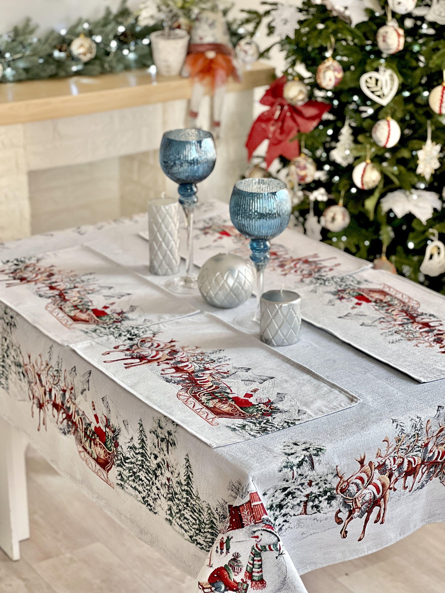 Christmas tapestry tablecloth «Santa is coming» With microfibre & silver lurex